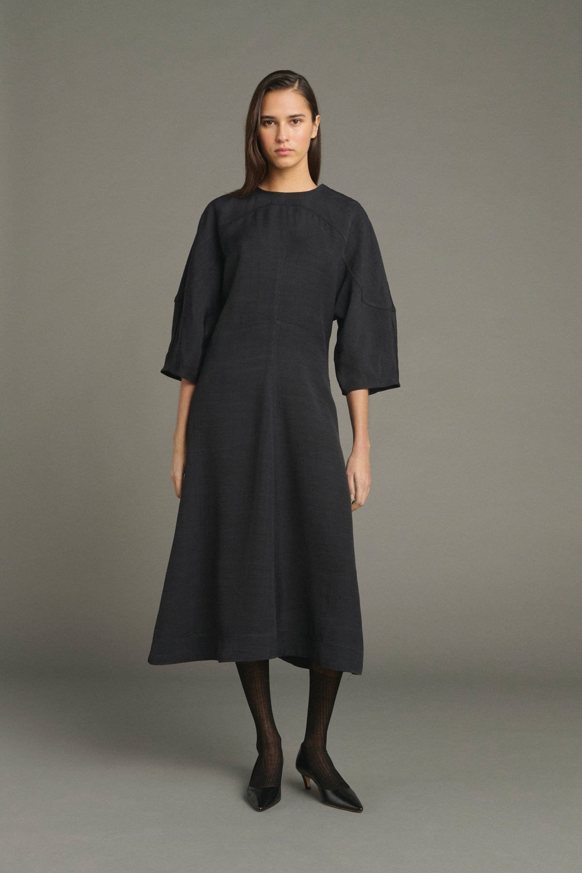 Robe structurée à manches trois-quarts