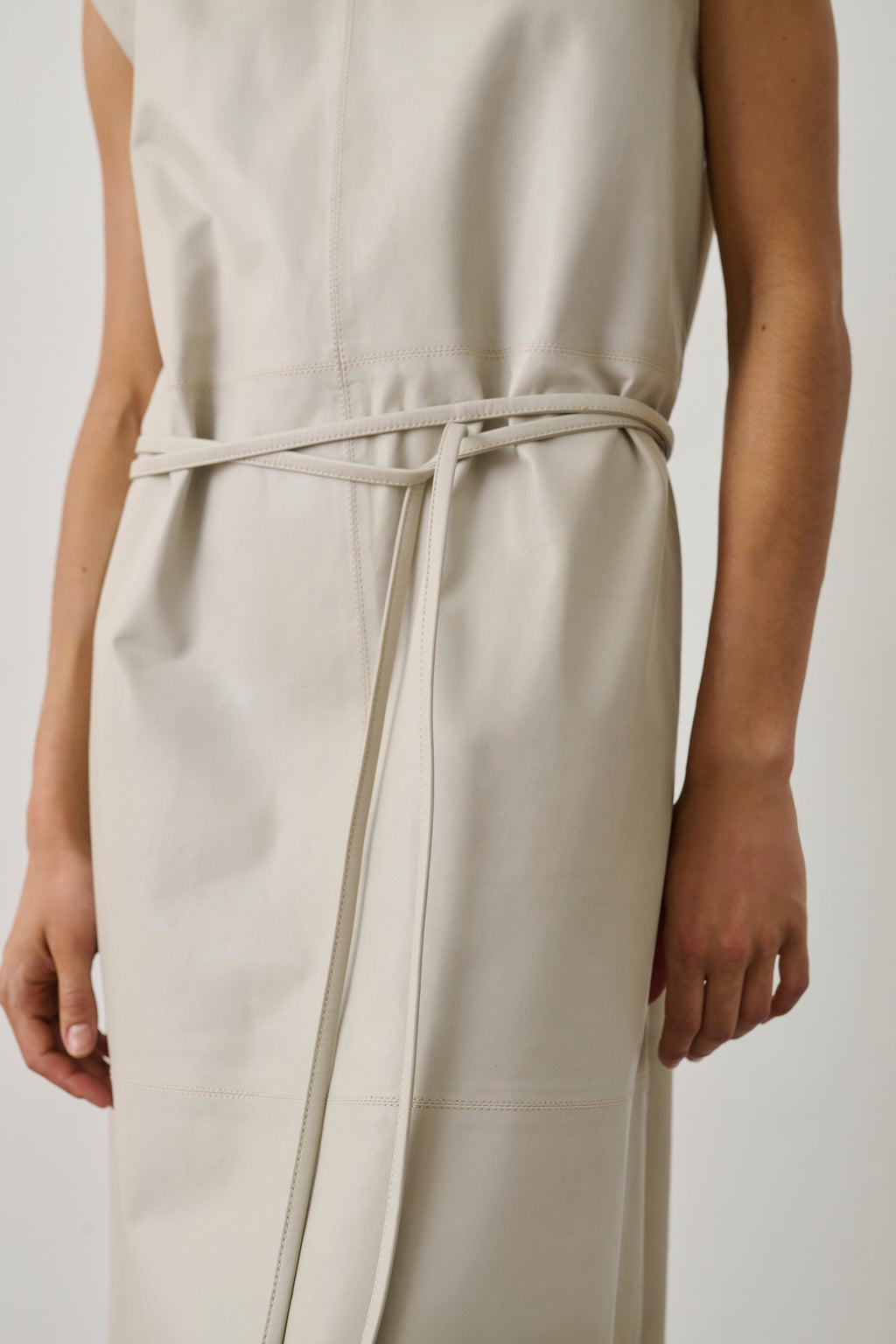 Robe sans manches en cuir
