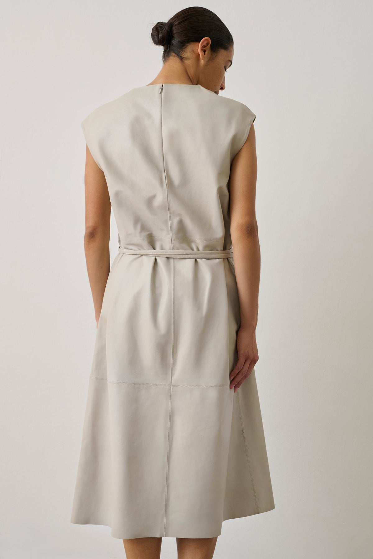 Robe sans manches en cuir