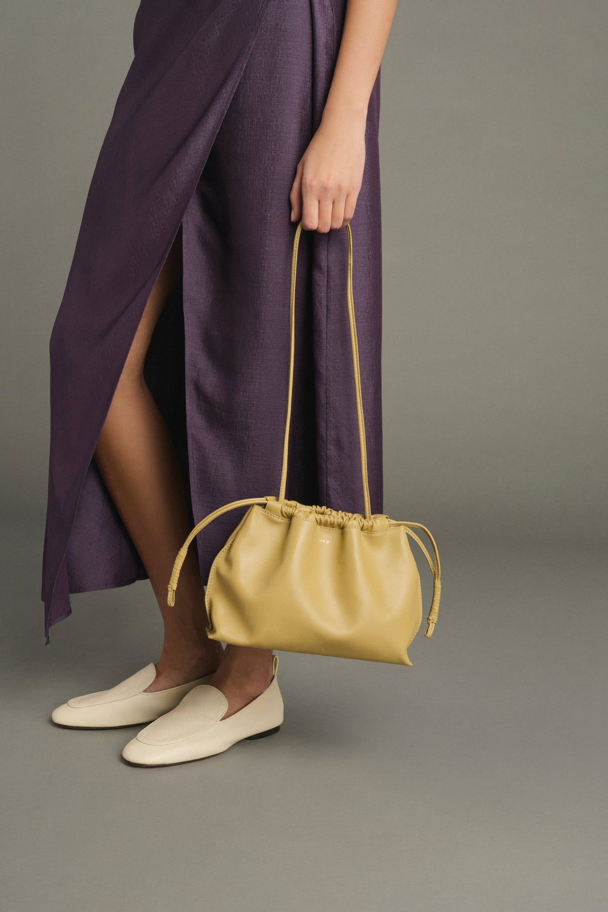Pochette froncée en cuir vernis