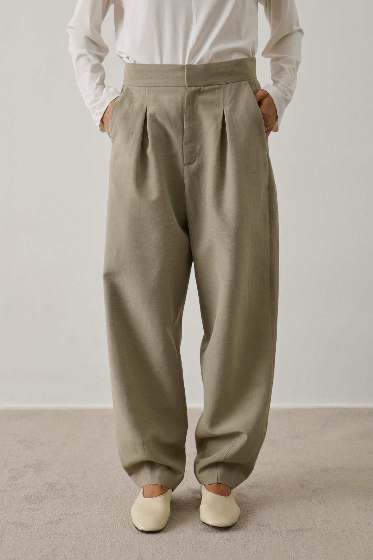 Pantalon arrondi à bas de jambe pincé