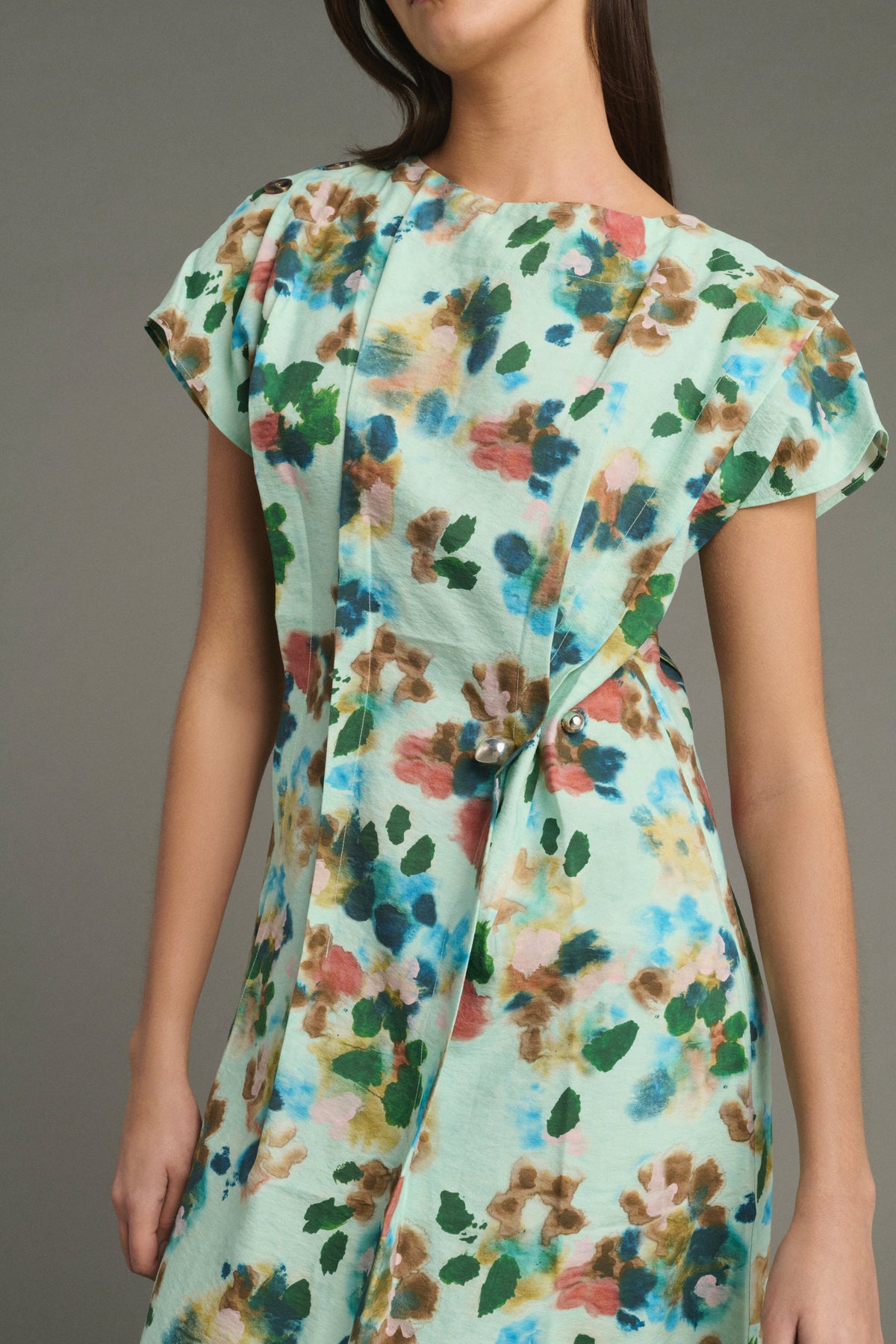 Robe en soie à pinces asymétriques