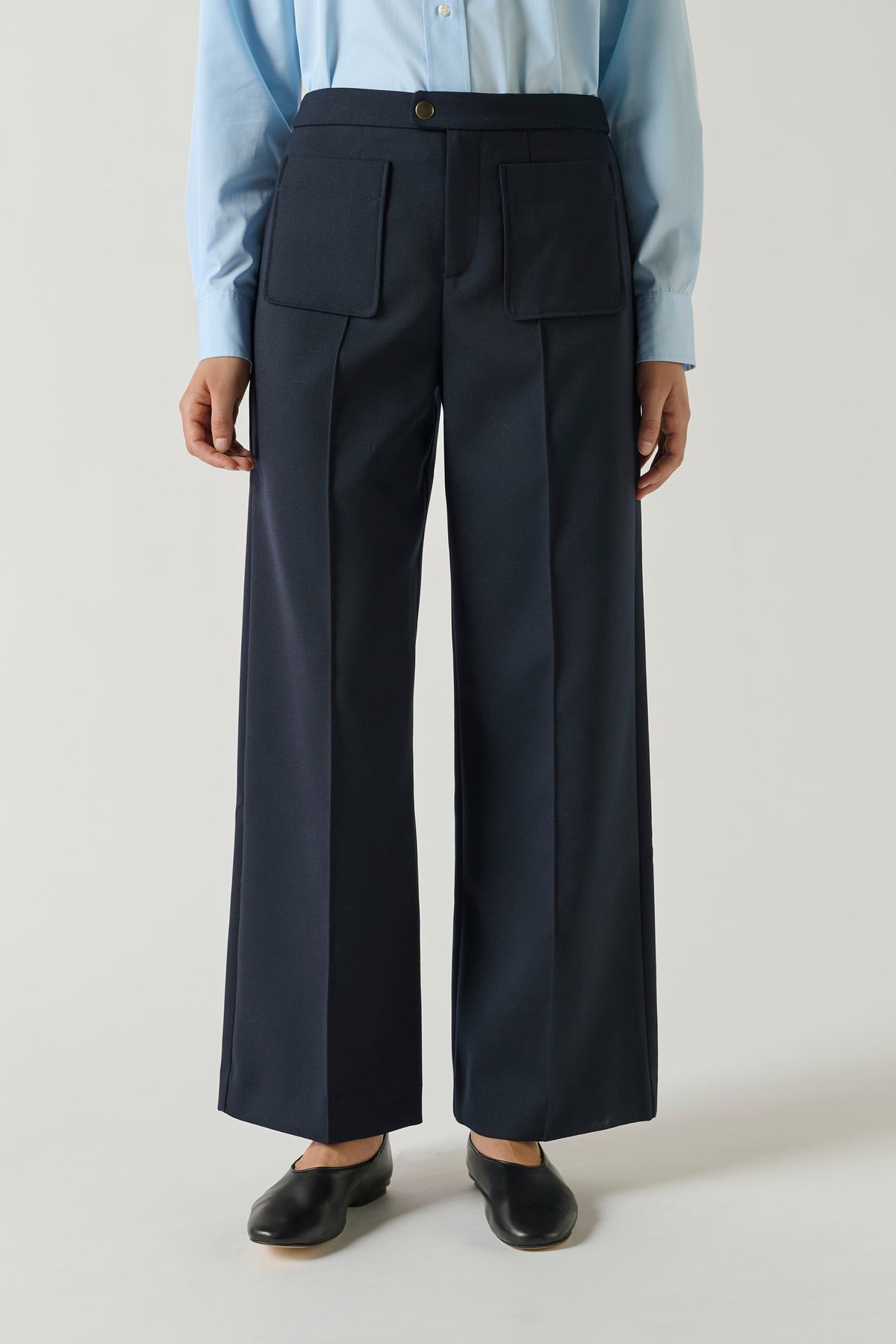 Pantalon droit légèrement évasé en laine