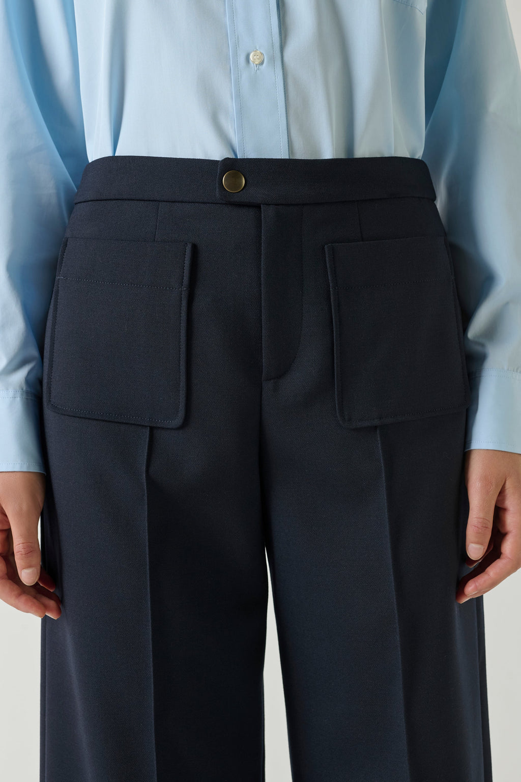 Pantalon droit légèrement évasé en laine