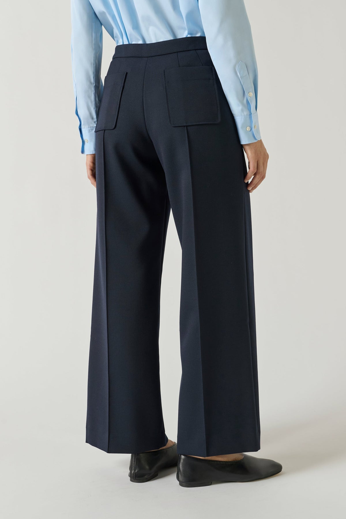Pantalon droit légèrement évasé en laine