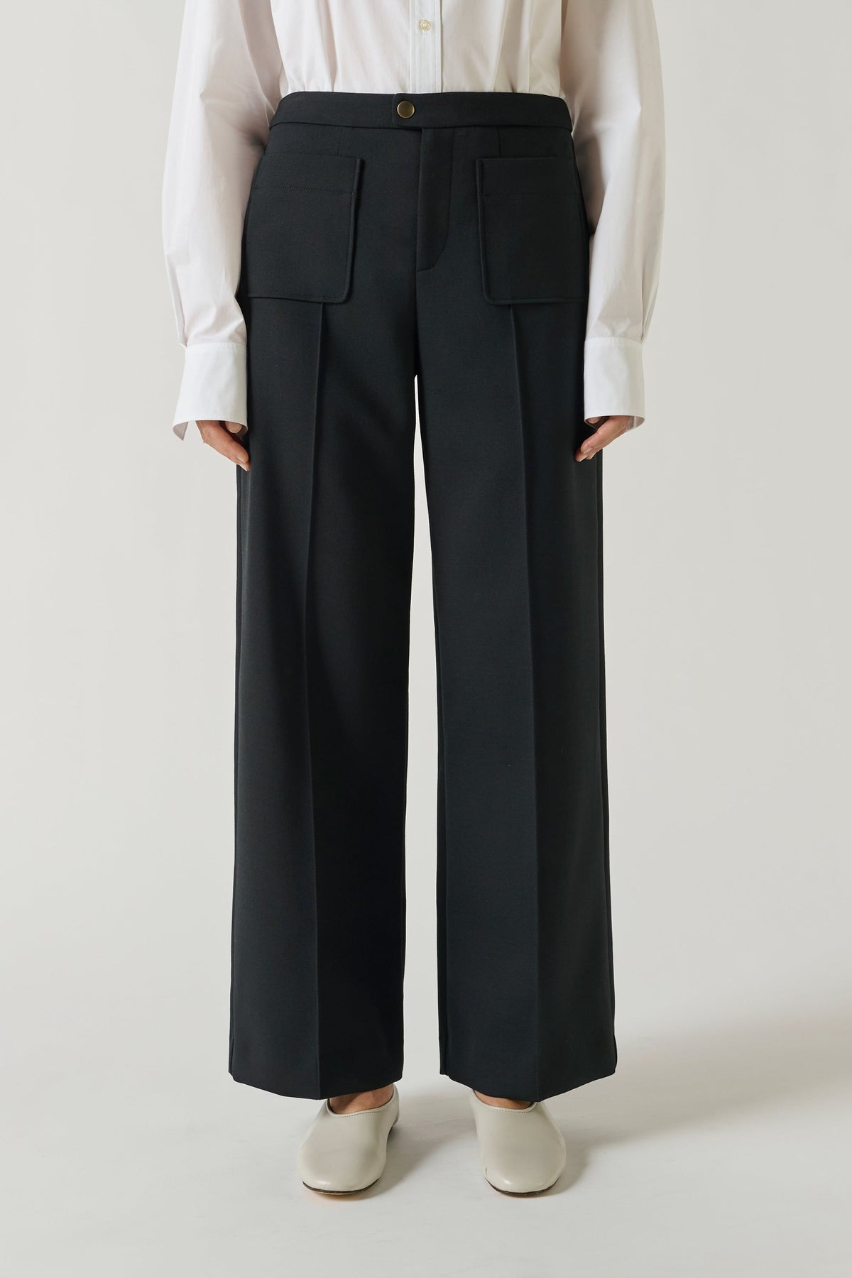 Pantalon à poches plaquées et pli piqué