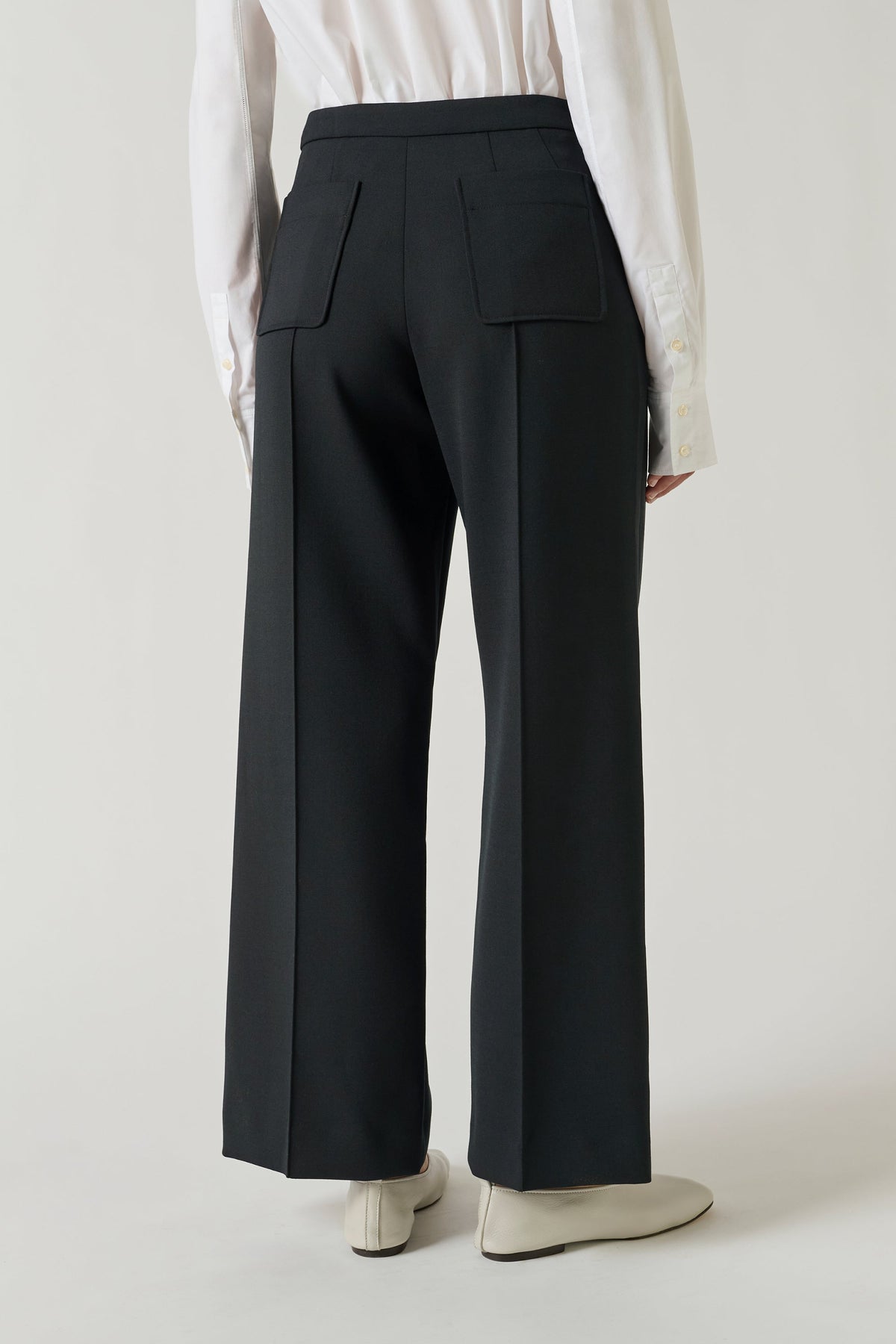 Pantalon à poches plaquées et pli piqué