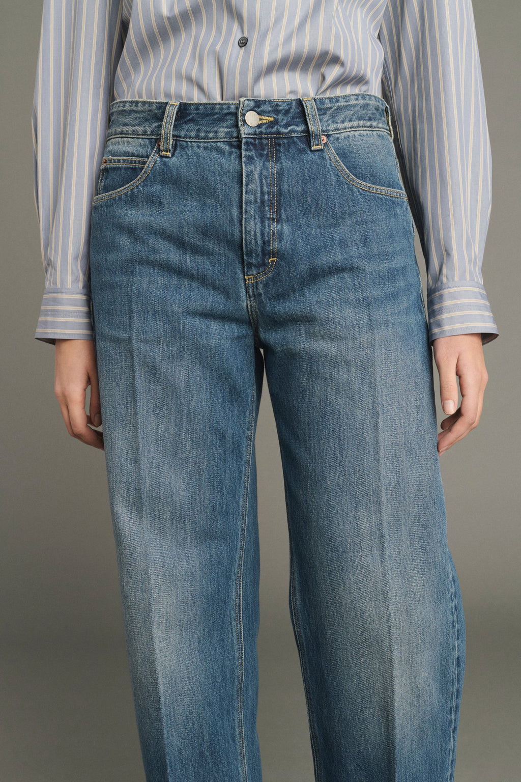 Jean à pli marchand en denim delavé