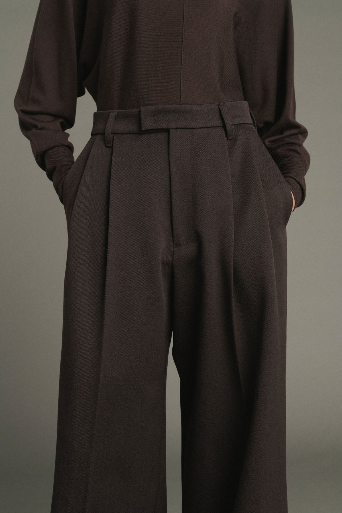 Pantalon large à pinces en gabardine de laine