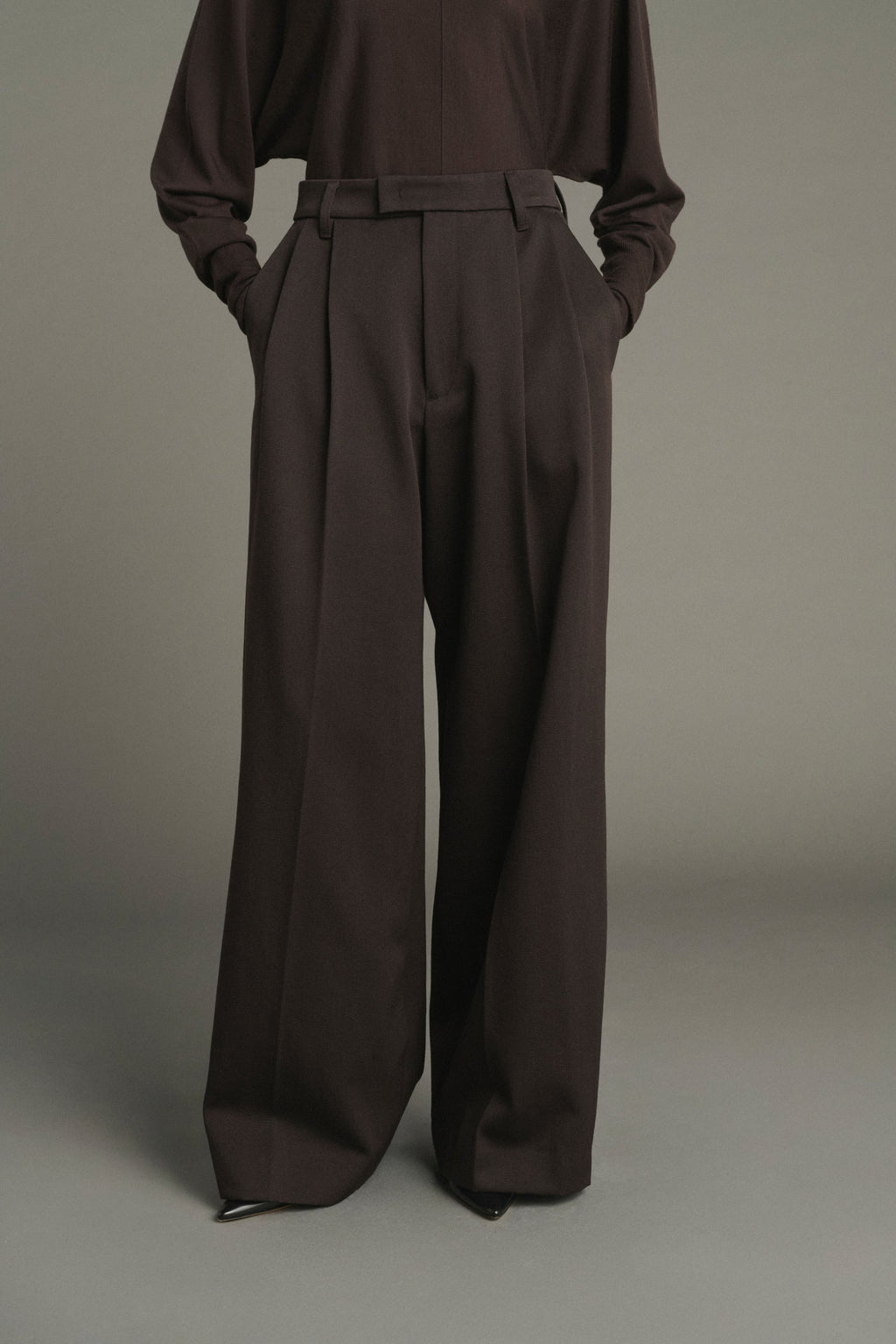 Pantalon large à pinces en gabardine de laine