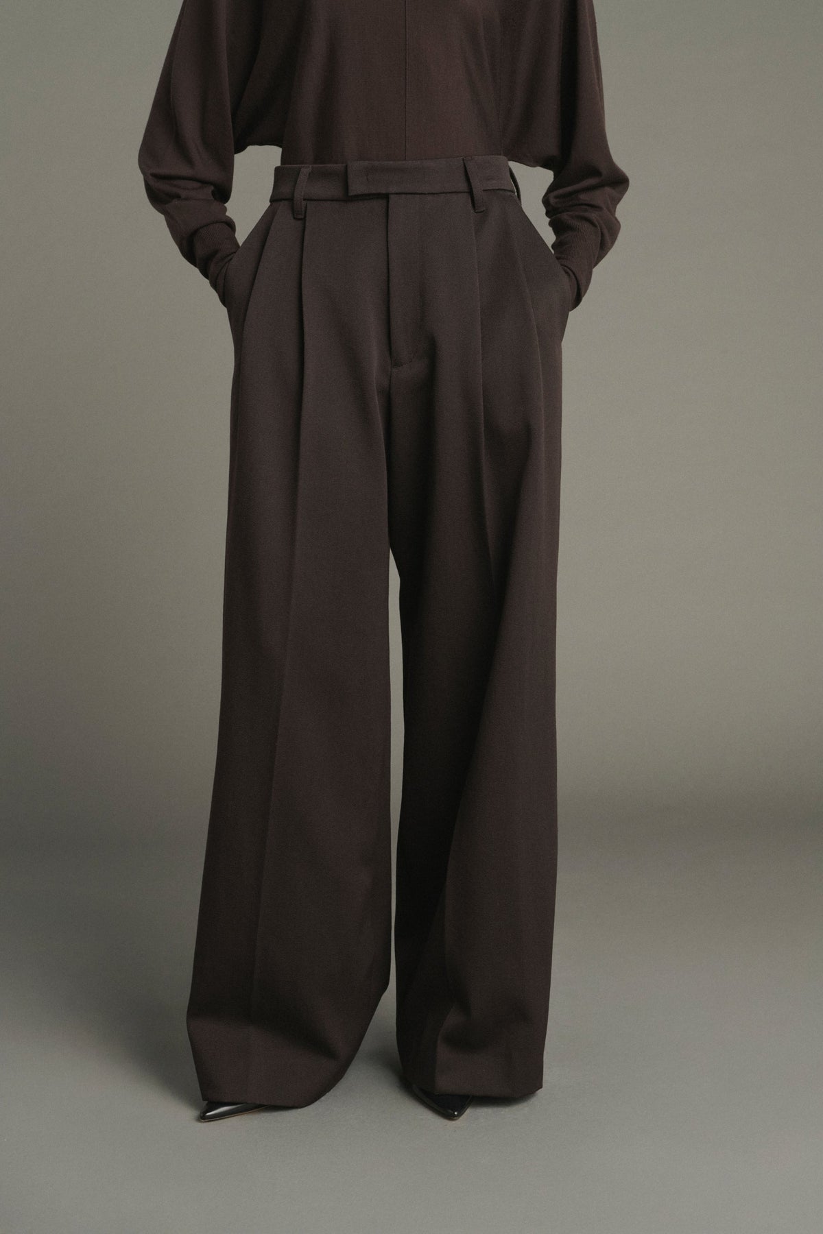 Pantalon large à pinces en gabardine de laine