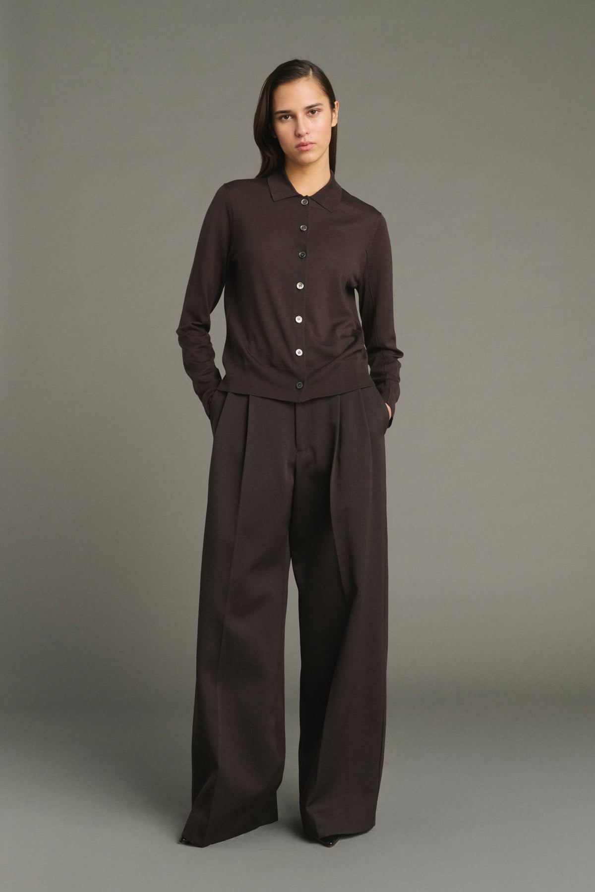 Pantalon large à pinces en gabardine de laine
