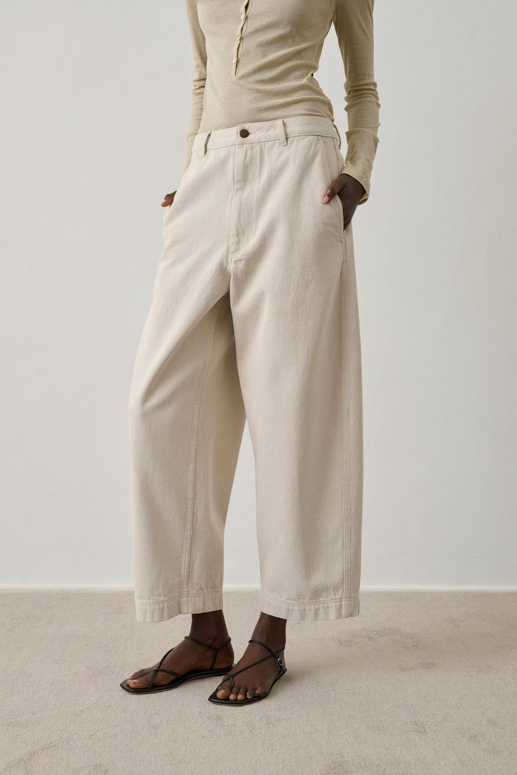 Pantalon coupe large et incurvée en denim