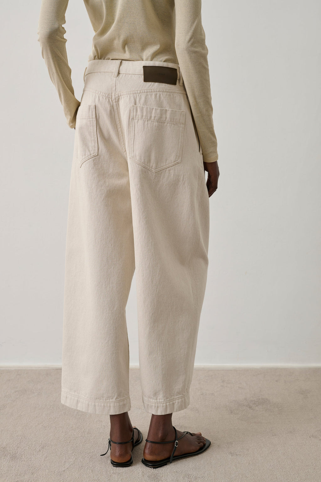Pantalon coupe large et incurvée en denim