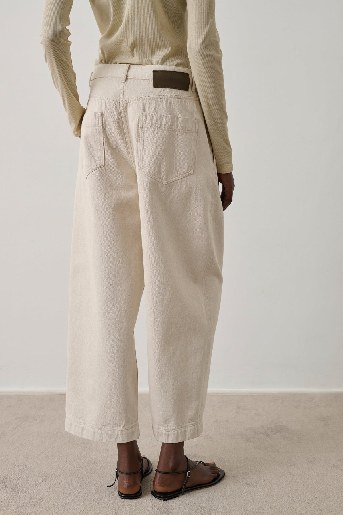 Pantalon coupe large et incurvée en denim