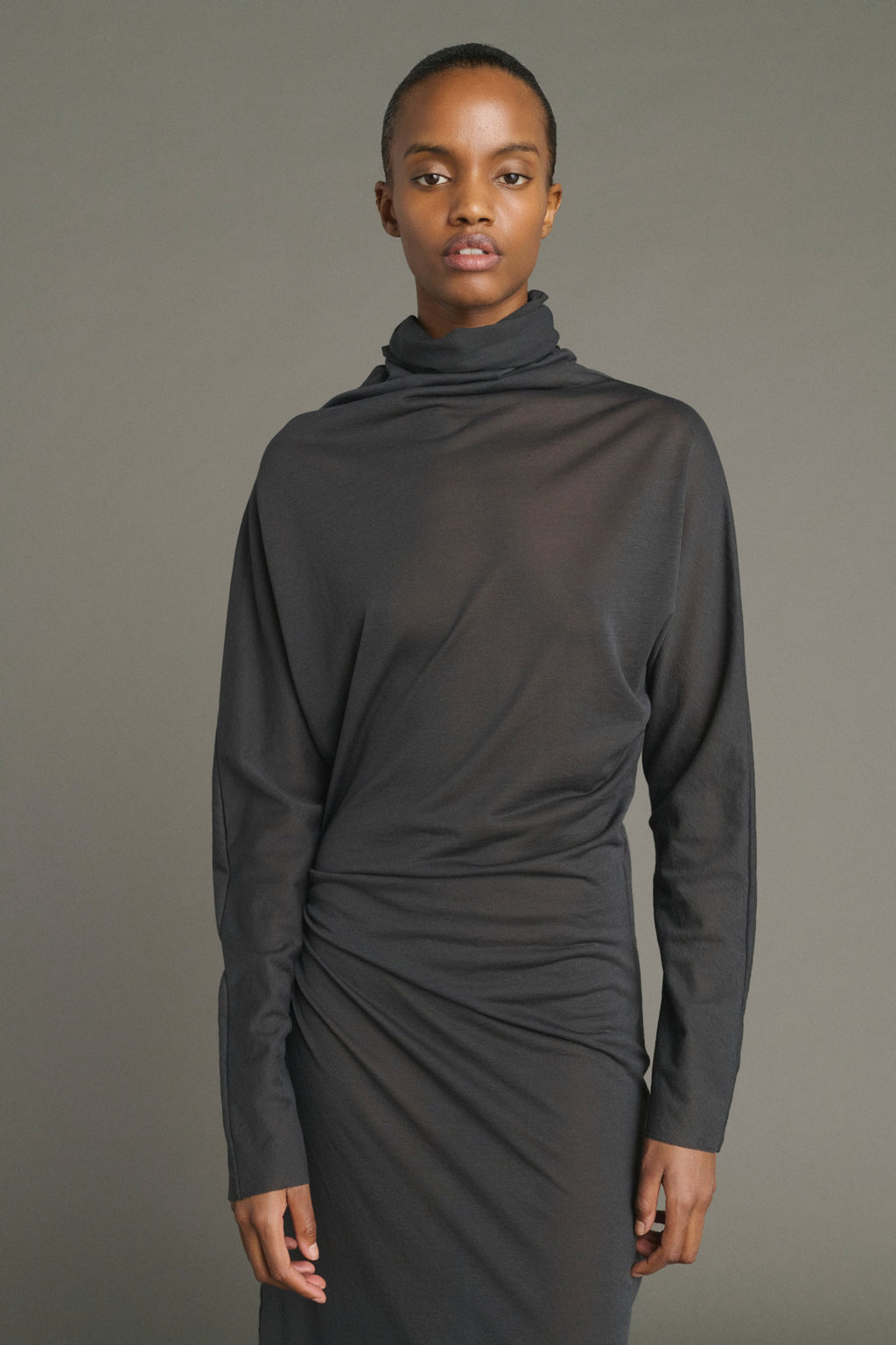 Robe longue drapée en jersey crêpe