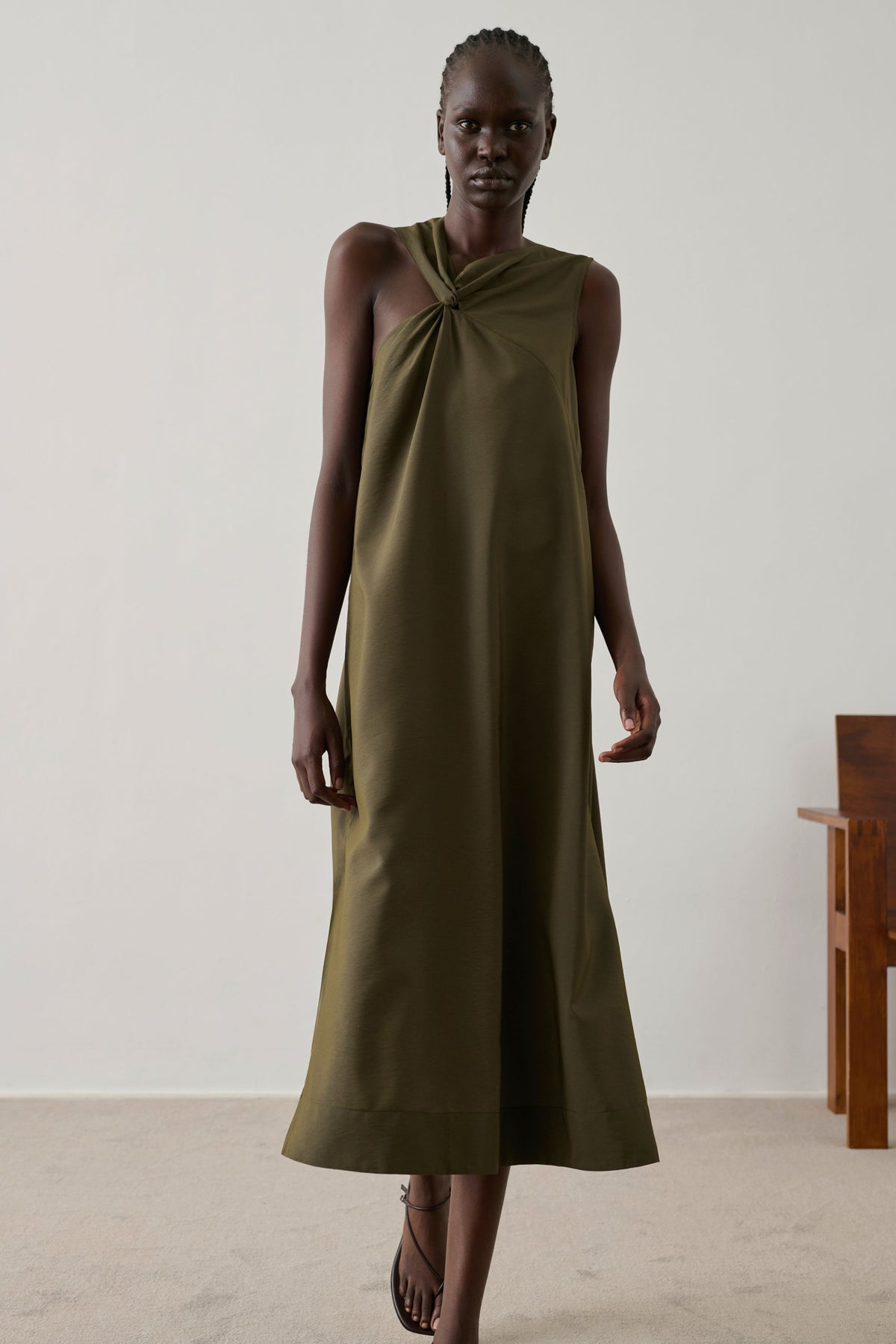 Robe asymétrique en toile fluide
