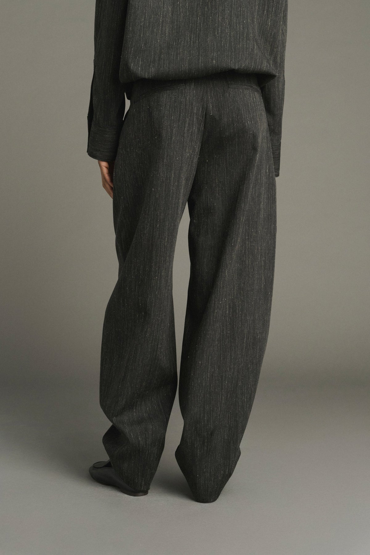 Pantalon arrondi à bas de jambe pincé