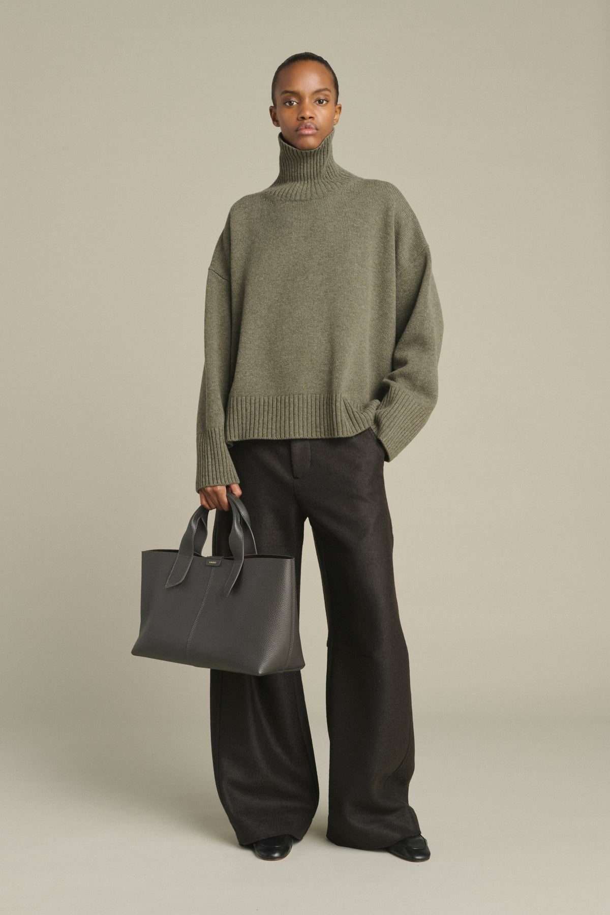 Sac cabas allongé en cuir grainé