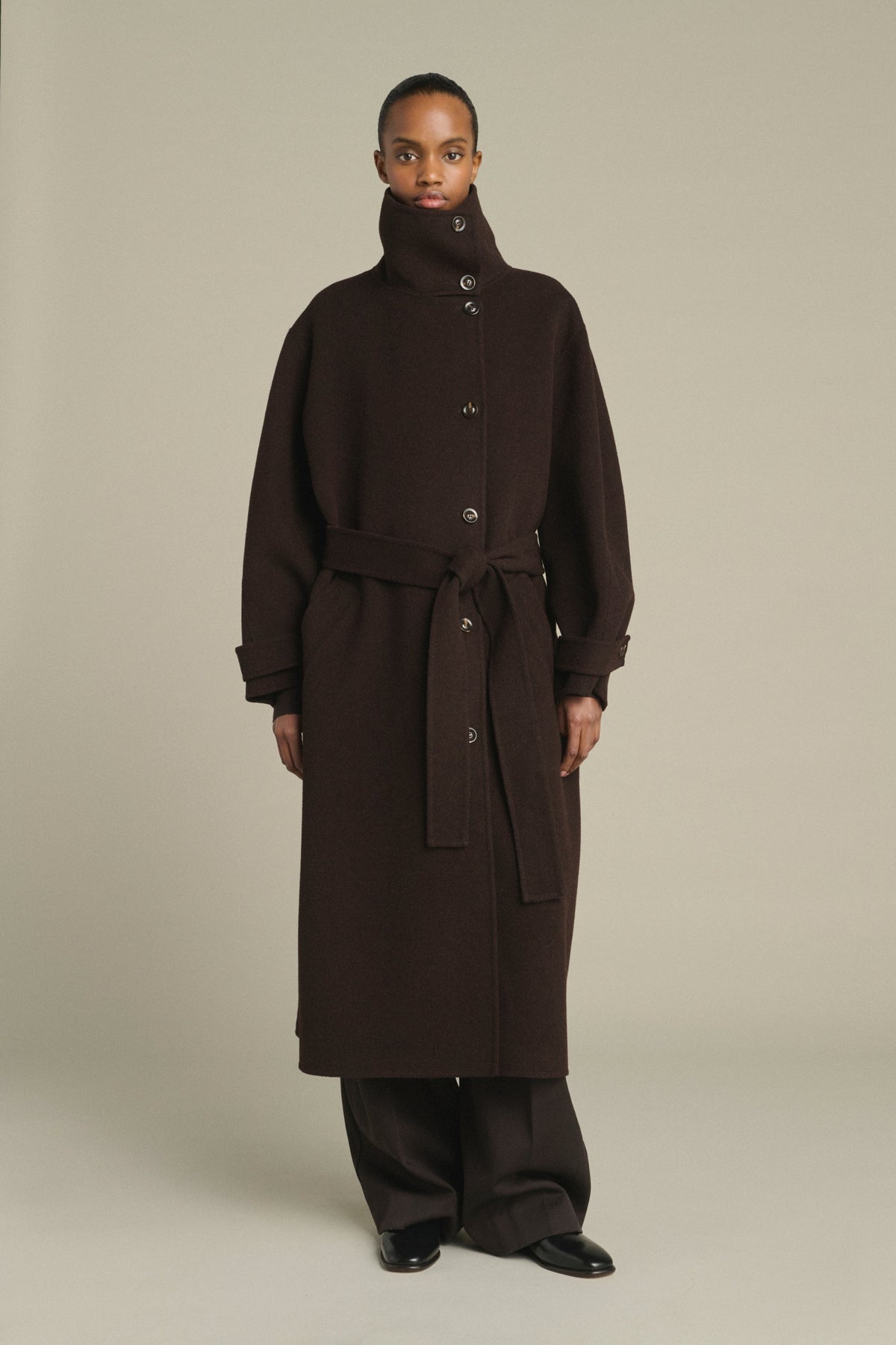 Manteau ceinturé à col haut en cachemire double face