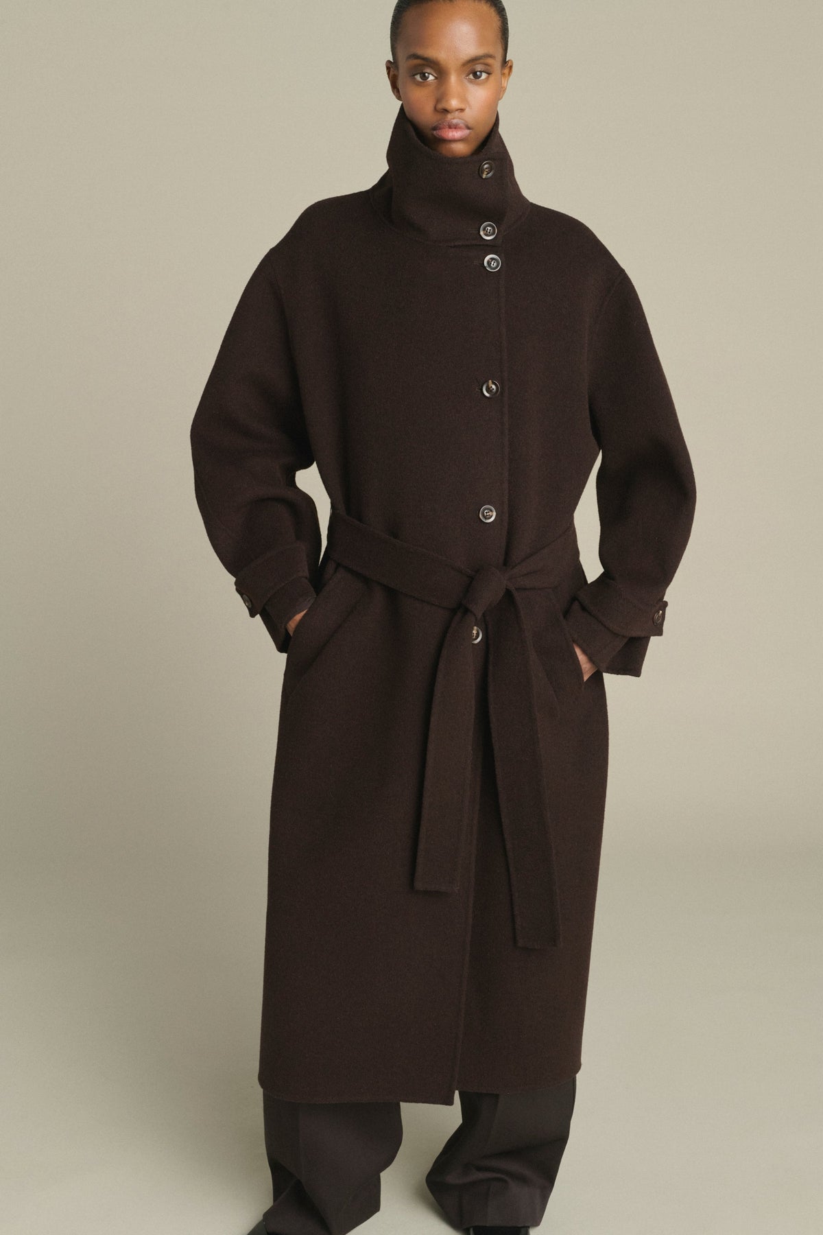 Manteau ceinturé à col haut en laine double face