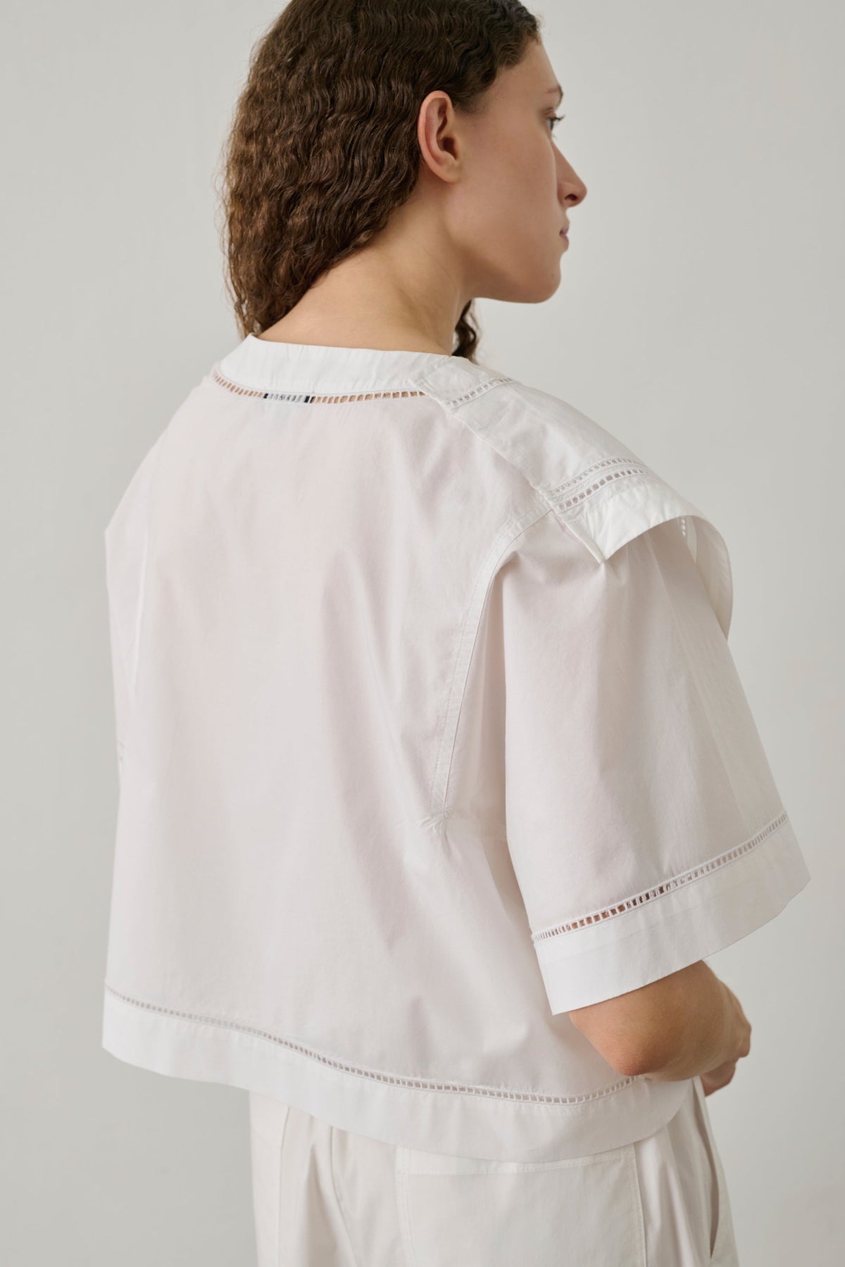 Blouse asymétrique en coton brodée