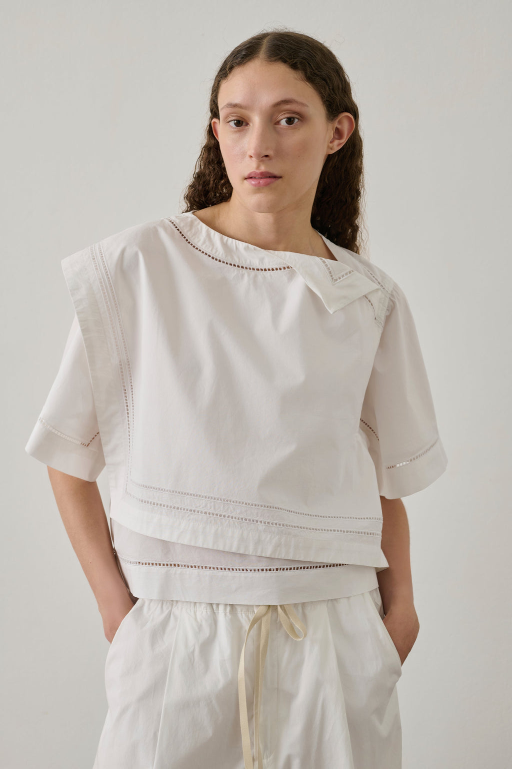 Blouse asymétrique en coton brodée