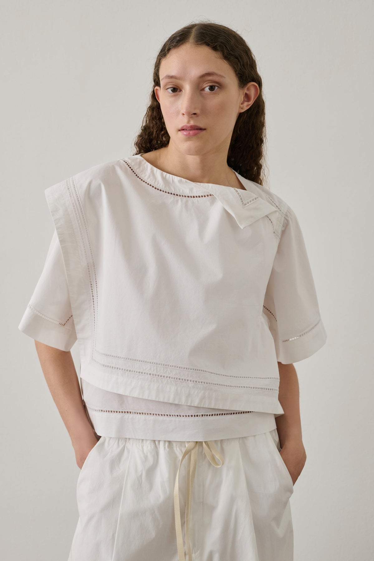 Blouse asymétrique en coton brodée