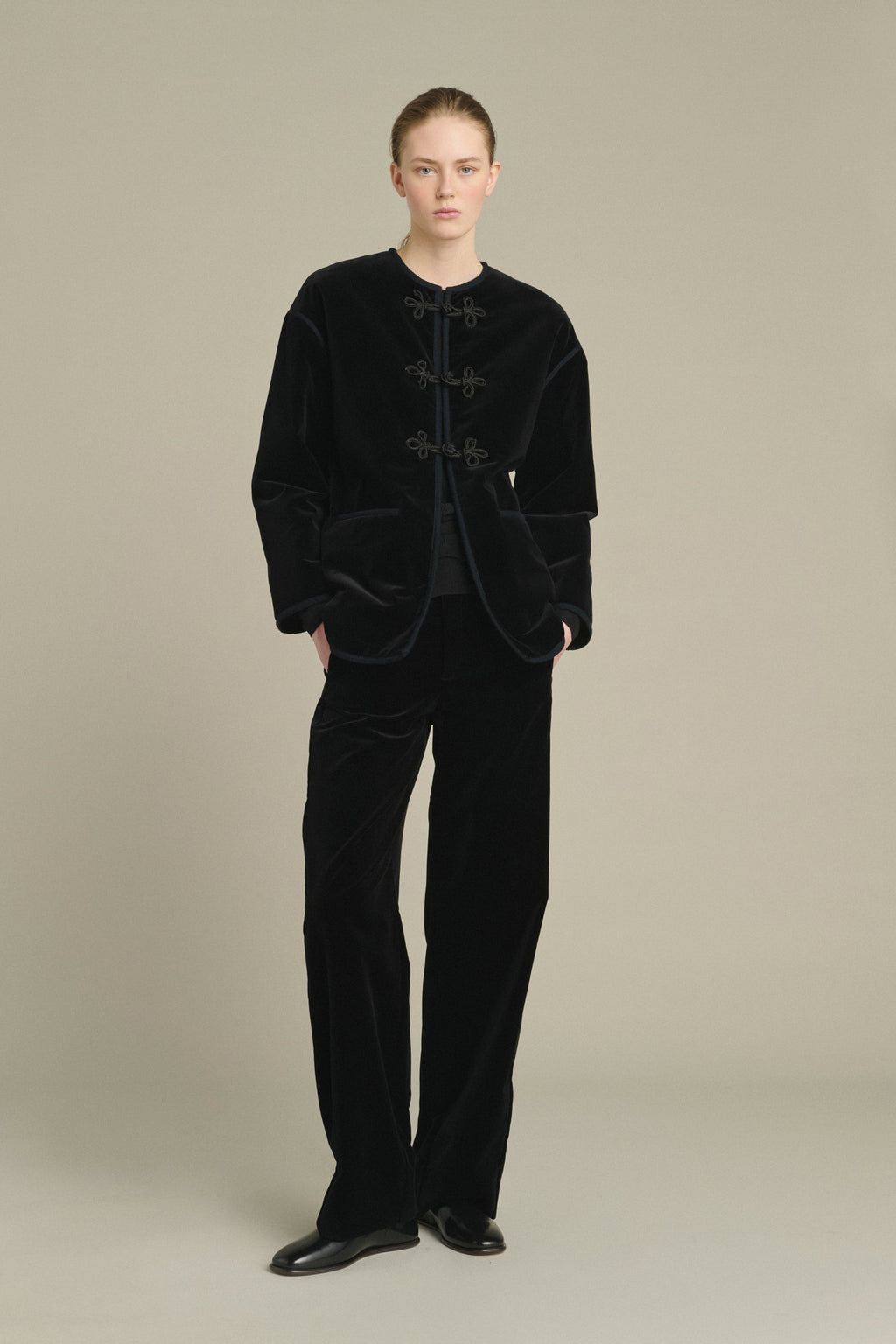 Veste à brandebourgs en velours lisse