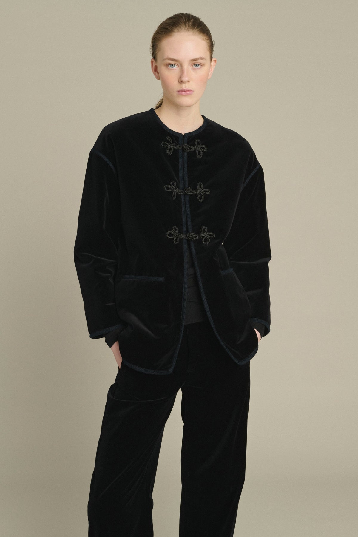Veste à brandebourgs en velours lisse
