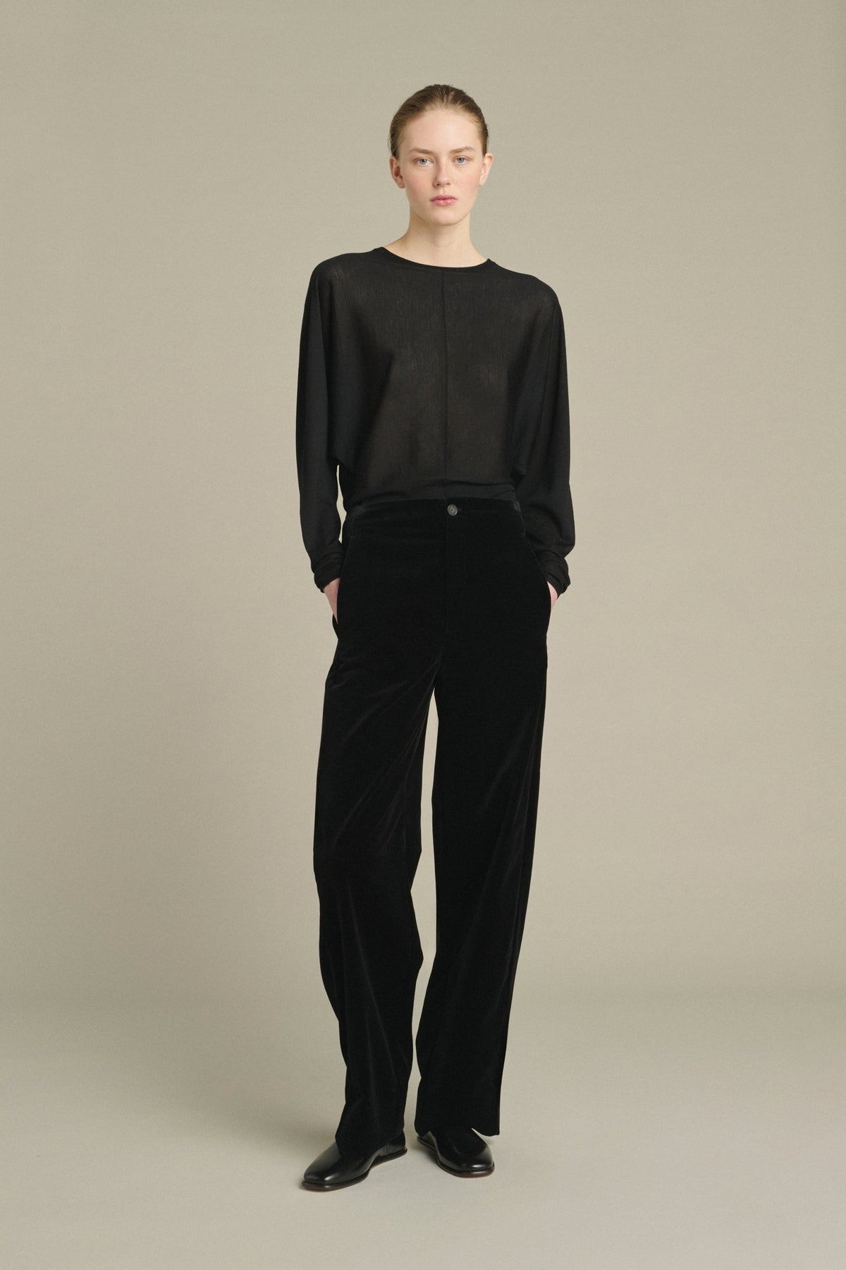 Pantalon droit en velours lisse