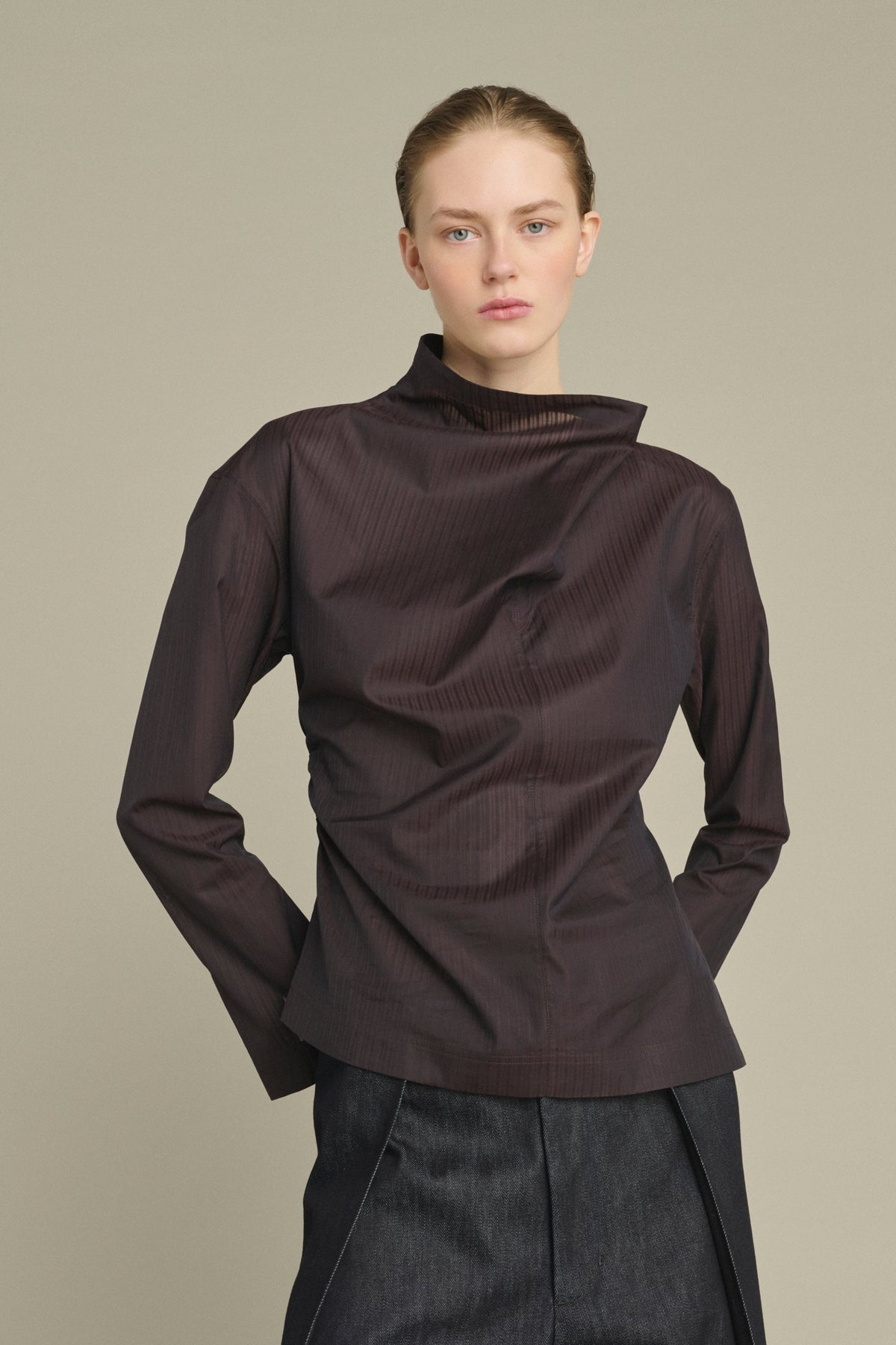 Blouse cintrée à coupe asymétrique