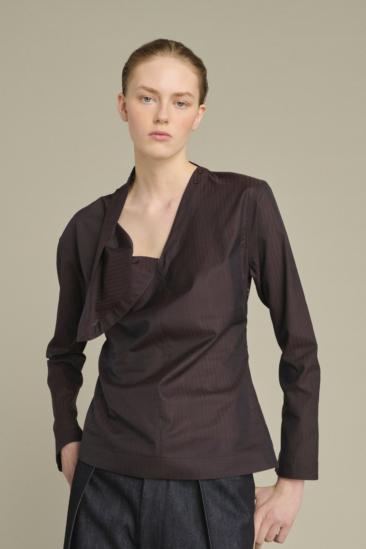 Blouse cintrée à coupe asymétrique