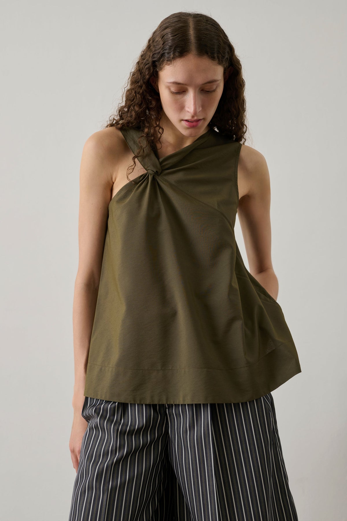 Top asymétrique en toile fluide