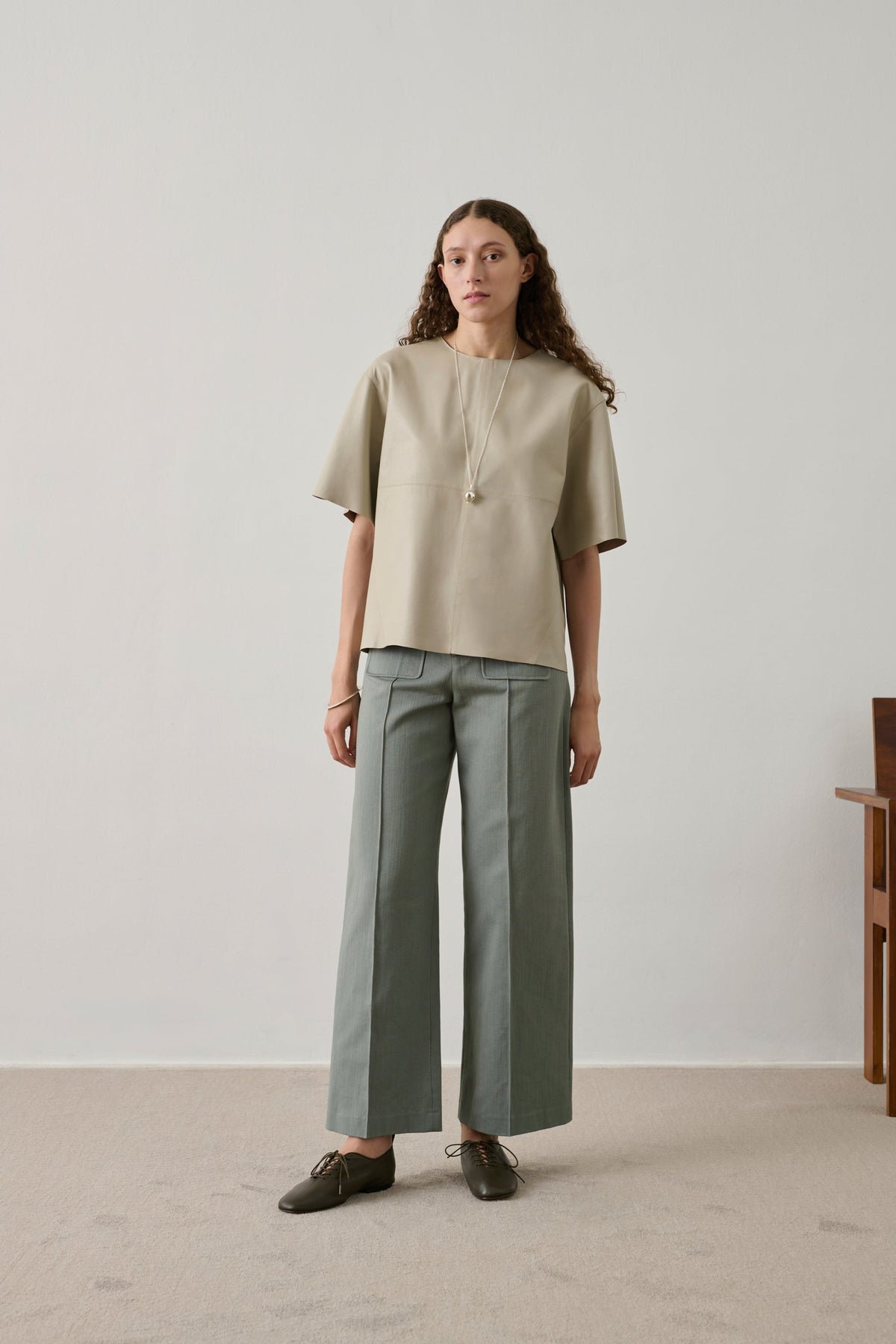 Pantalon à poches plaquées et pli piqué