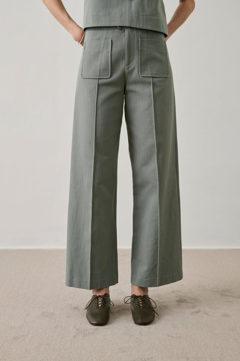 Pantalon à poches plaquées et pli piqué