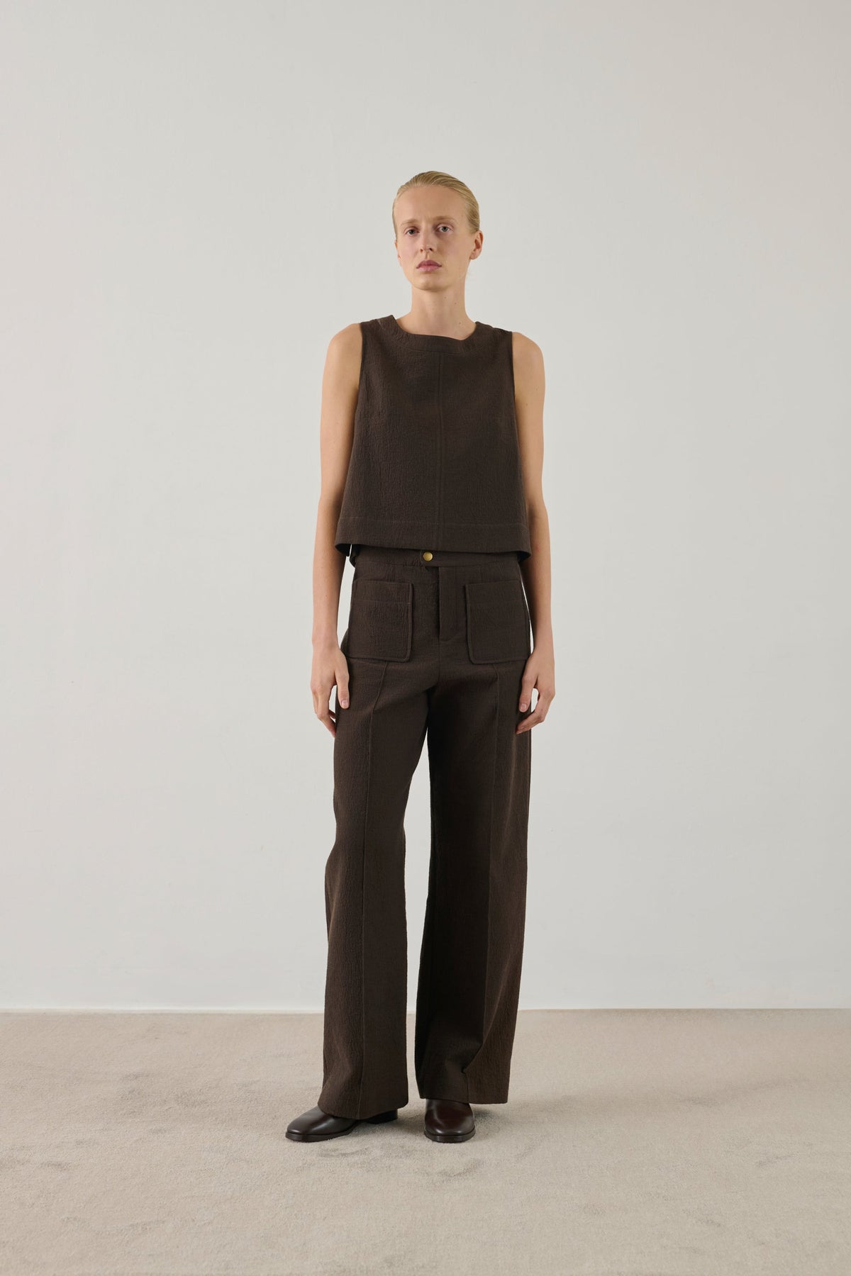 Pantalon à poches plaquées et pli piqué