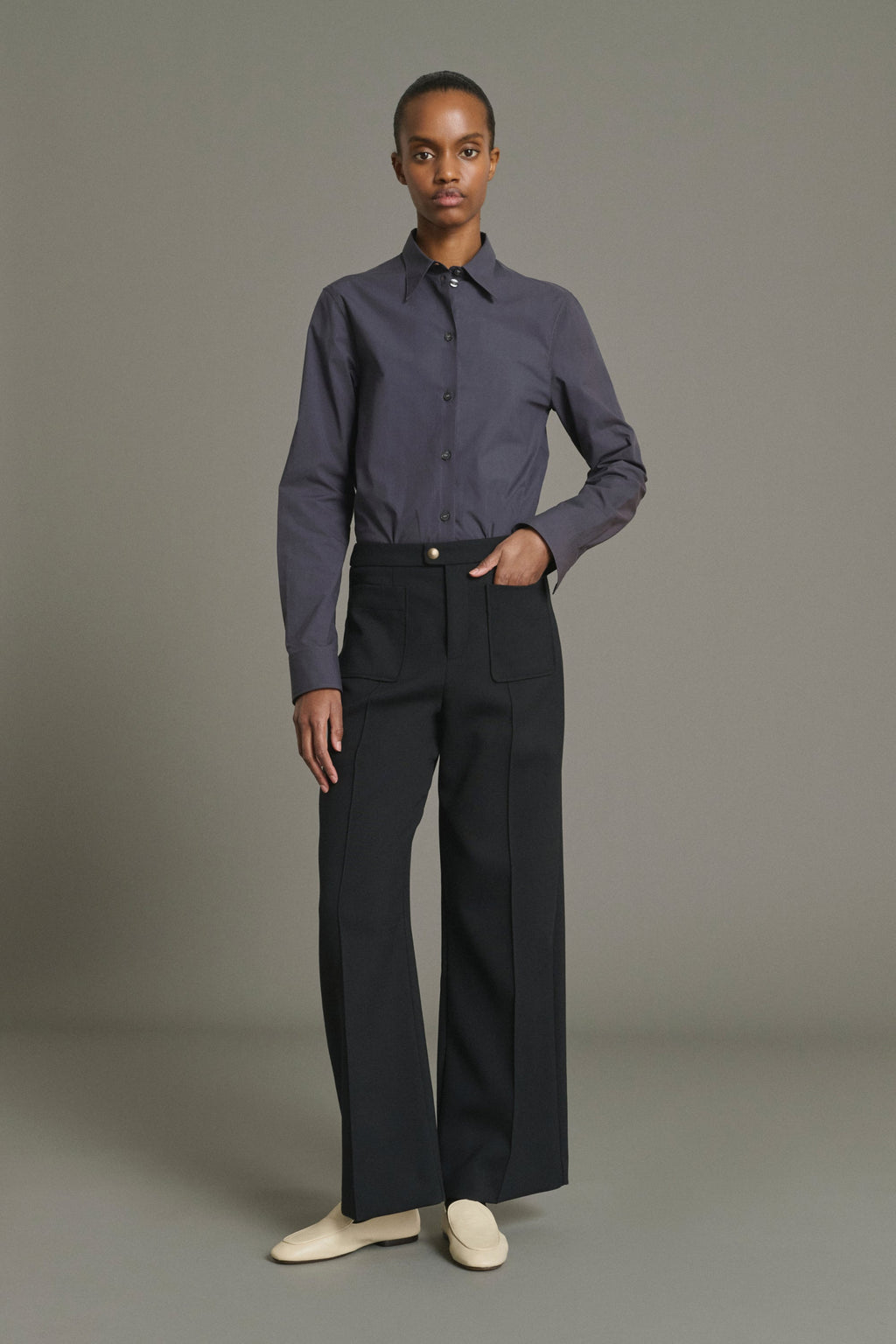 Pantalon à poches plaquées et pli piqué