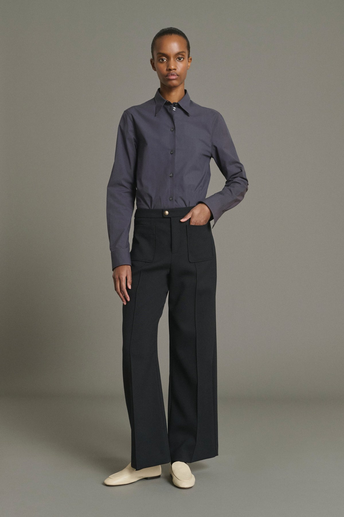 Pantalon droit légèrement évasé en laine