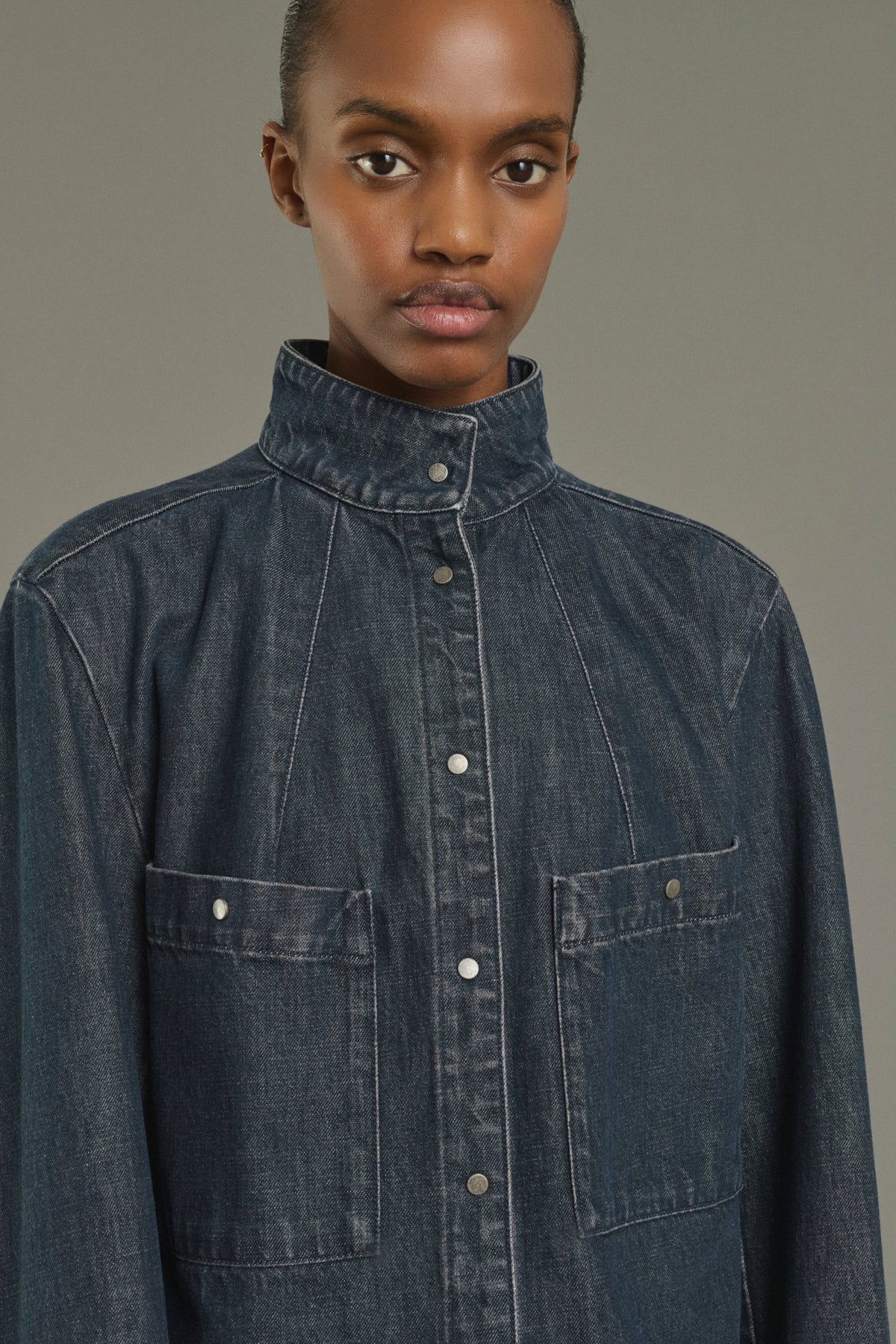 Chemise en denim délavé à boutons-pression