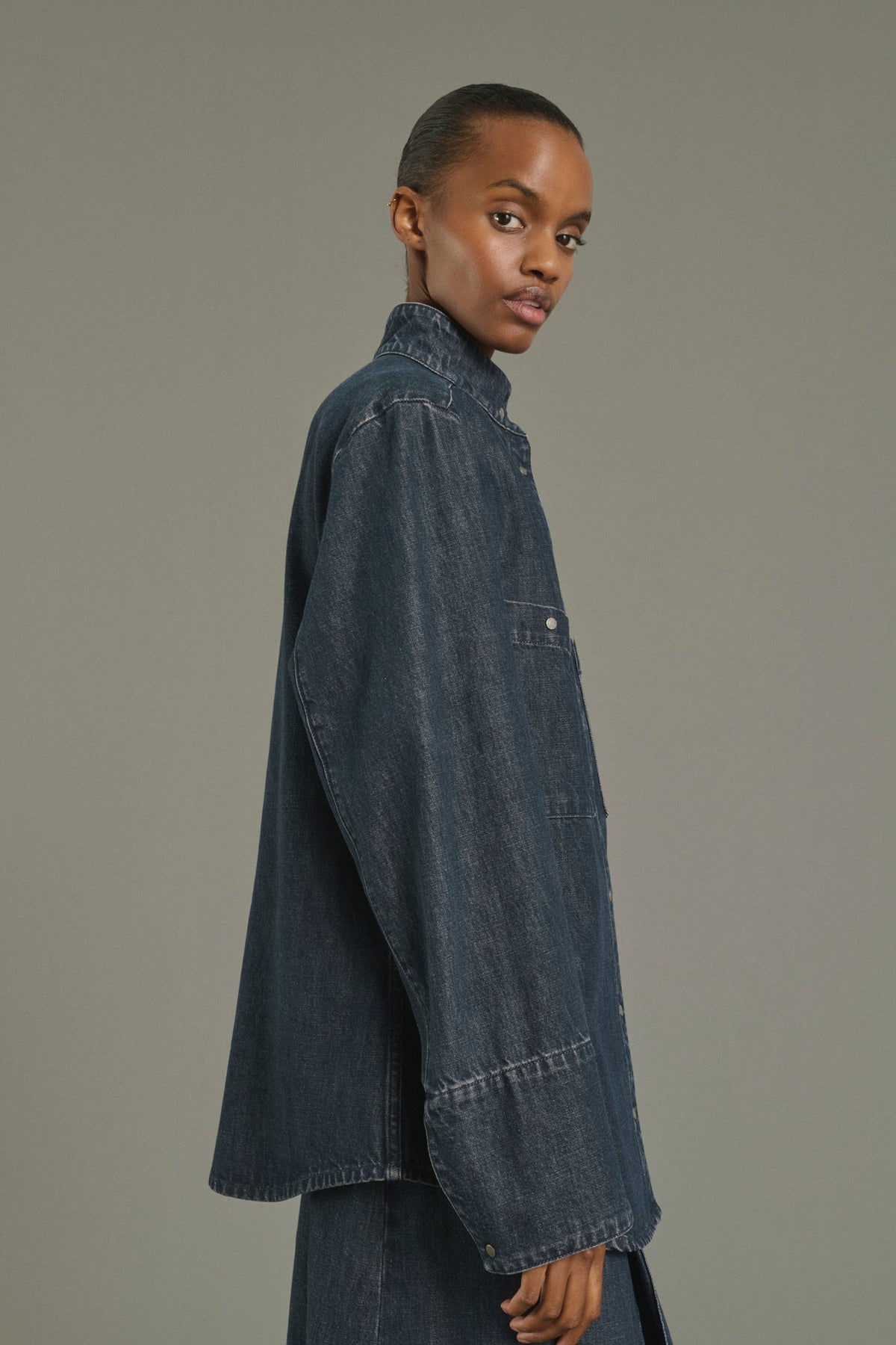 Chemise en denim délavé à boutons-pression