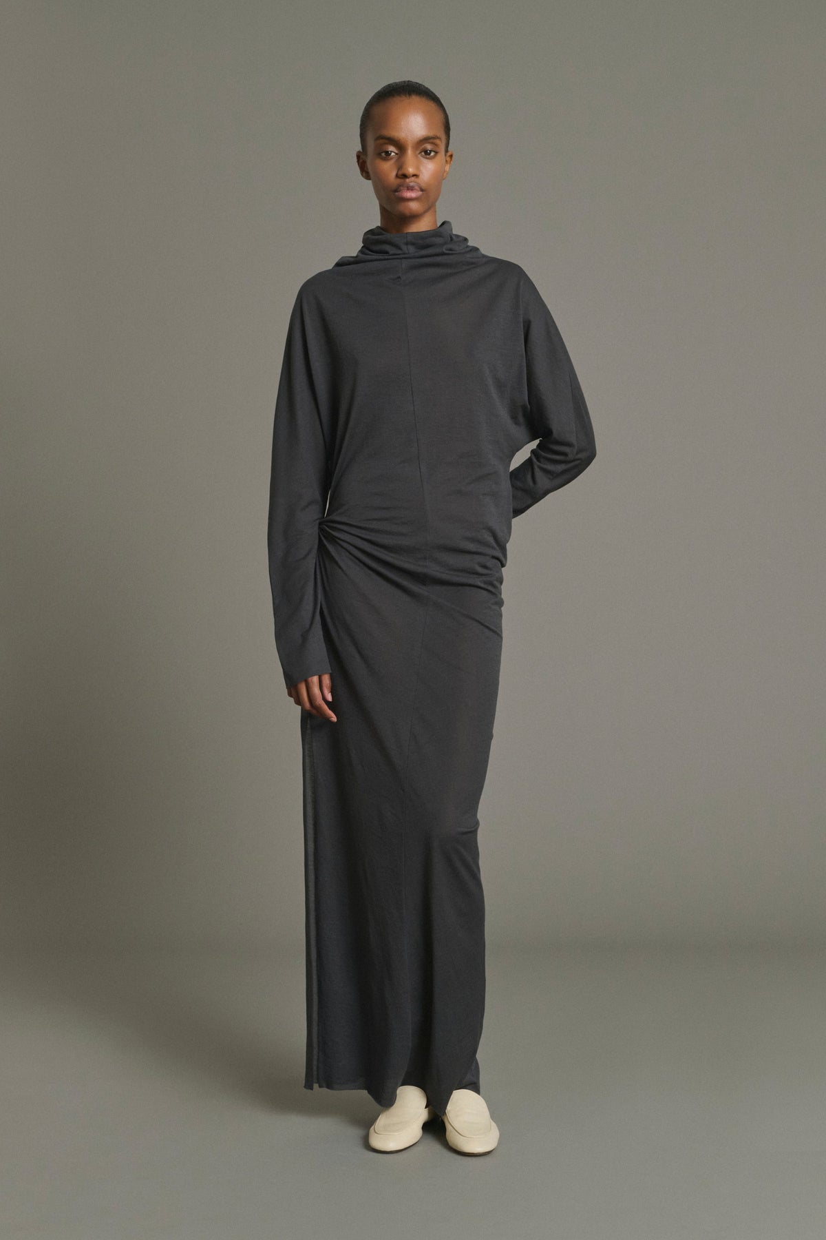 Robe longue drapée en jersey crêpe