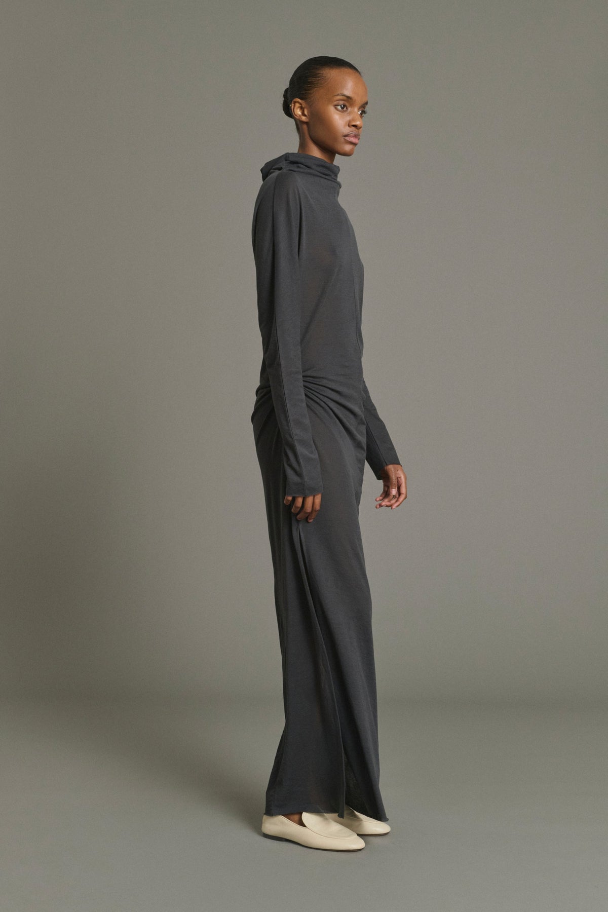 Robe longue drapée en jersey crêpe