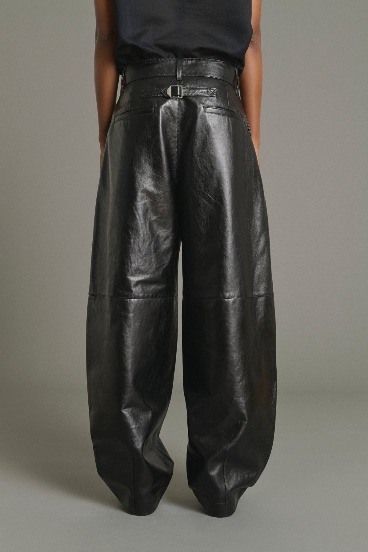 Pantalon barrel en cuir souple