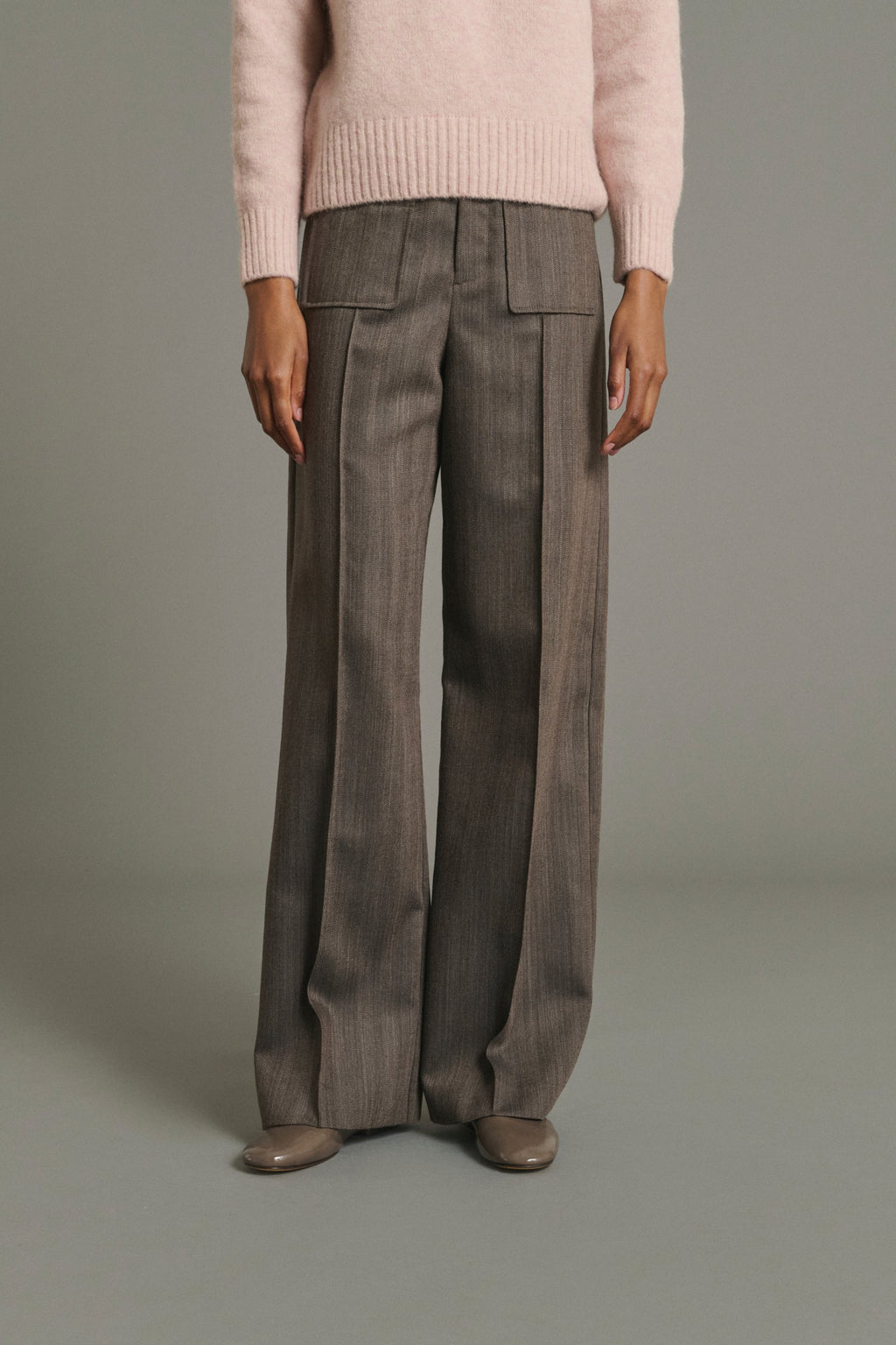 Pantalon long à poches plaquées et pli piqué