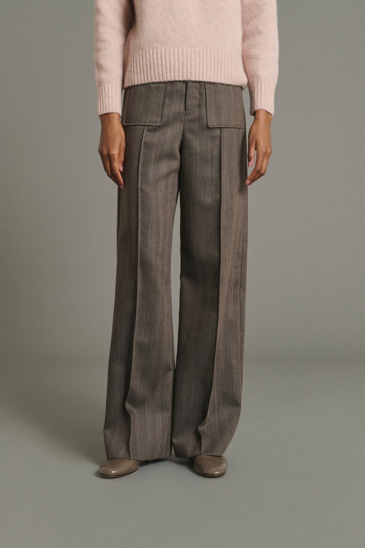 Pantalon long à poches plaquées et pli piqué
