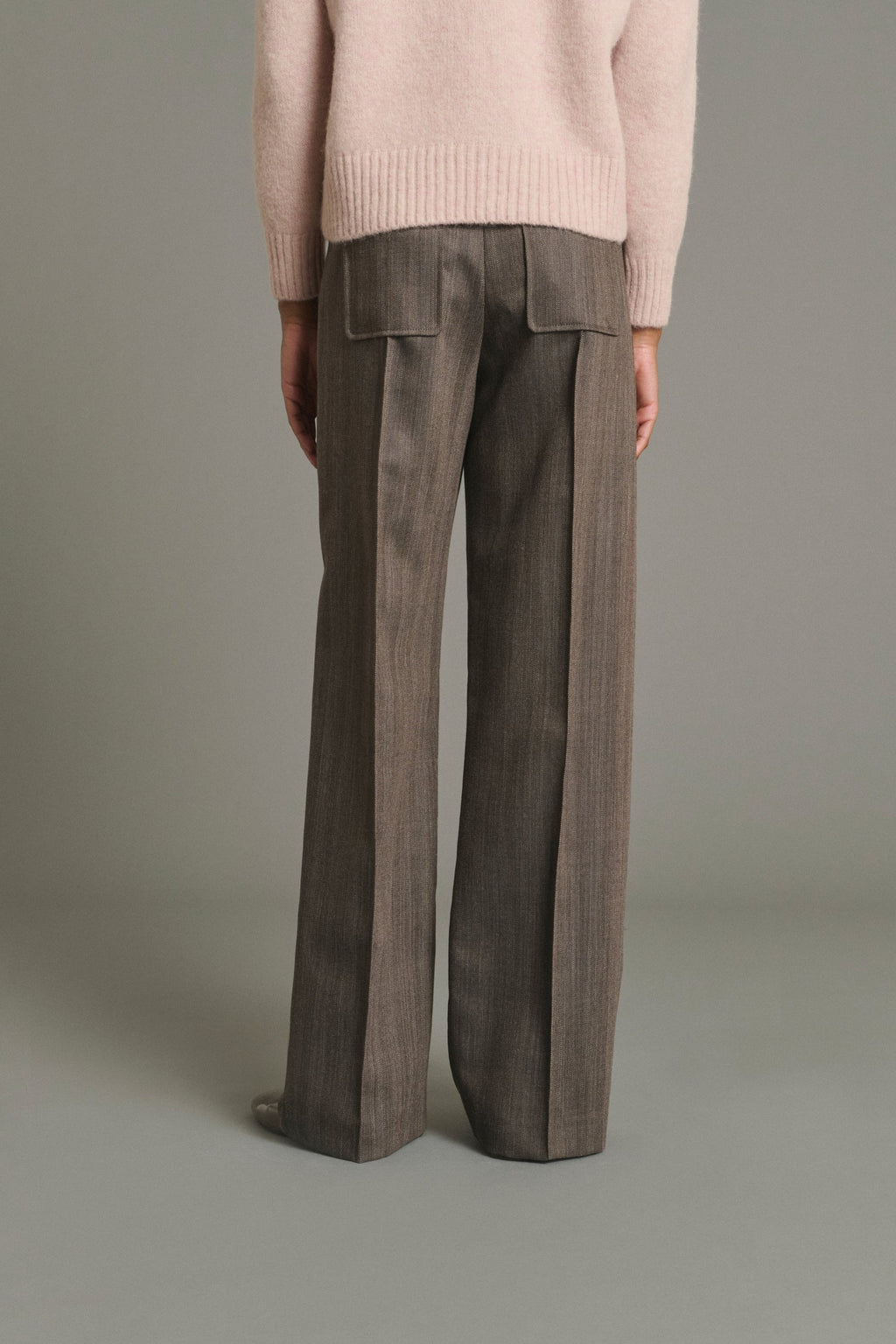 Pantalon long à poches plaquées et pli piqué