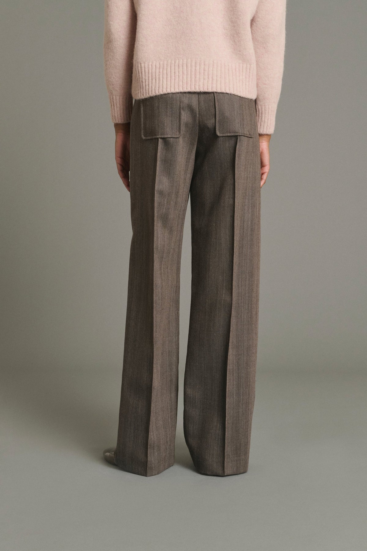 Pantalon long à poches plaquées et pli piqué