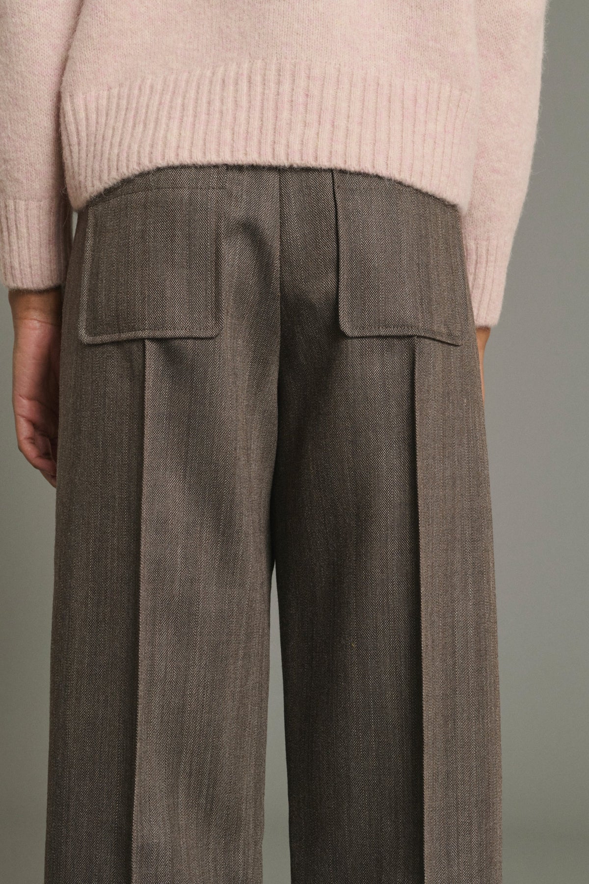 Pantalon long à poches plaquées et pli piqué