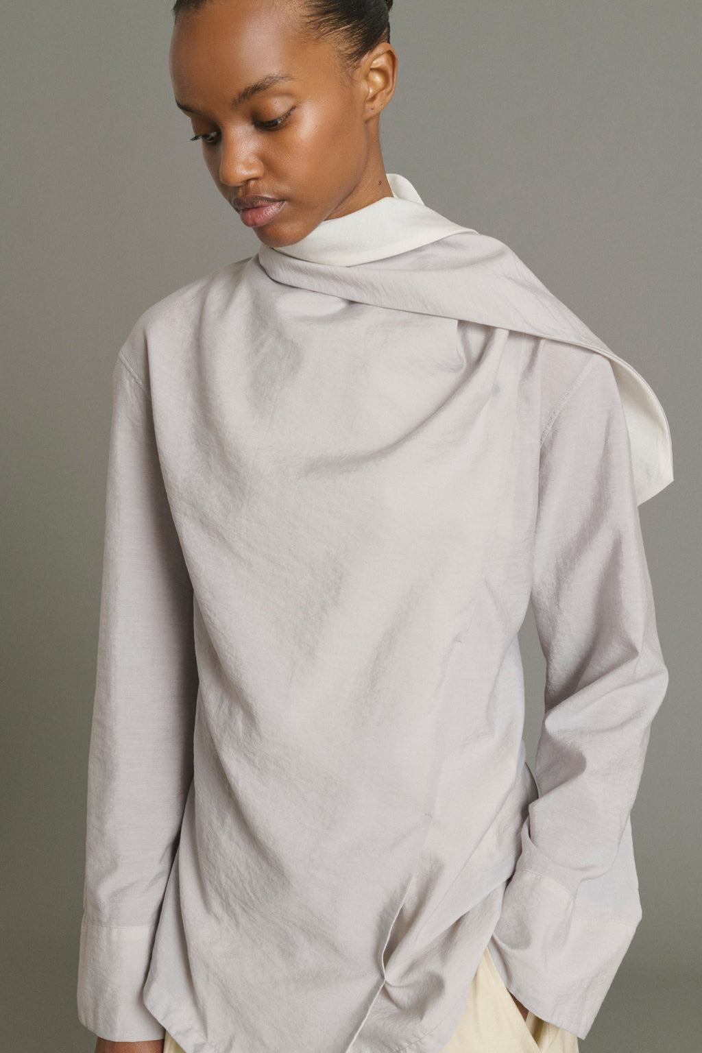 Blouse contrastée à col foulard